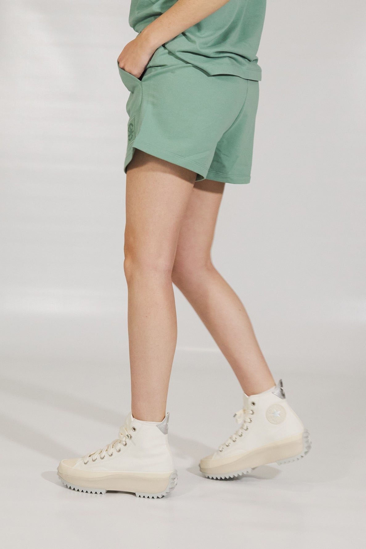 CONVERSE CHUCK TAYLOR EMBRO SHORT en color VERDE  (2)