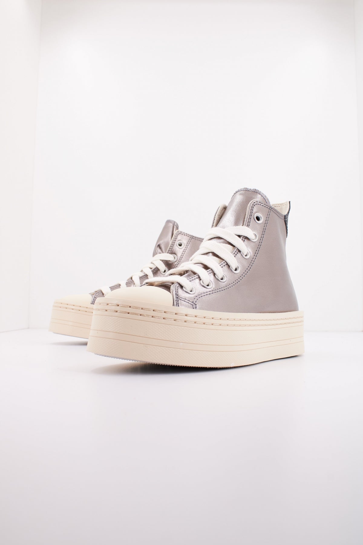 CONVERSE CHUCK TAYLOR ALL STAR MODERN LIFT PLATFORM METALLIC en color PLATA  (2)