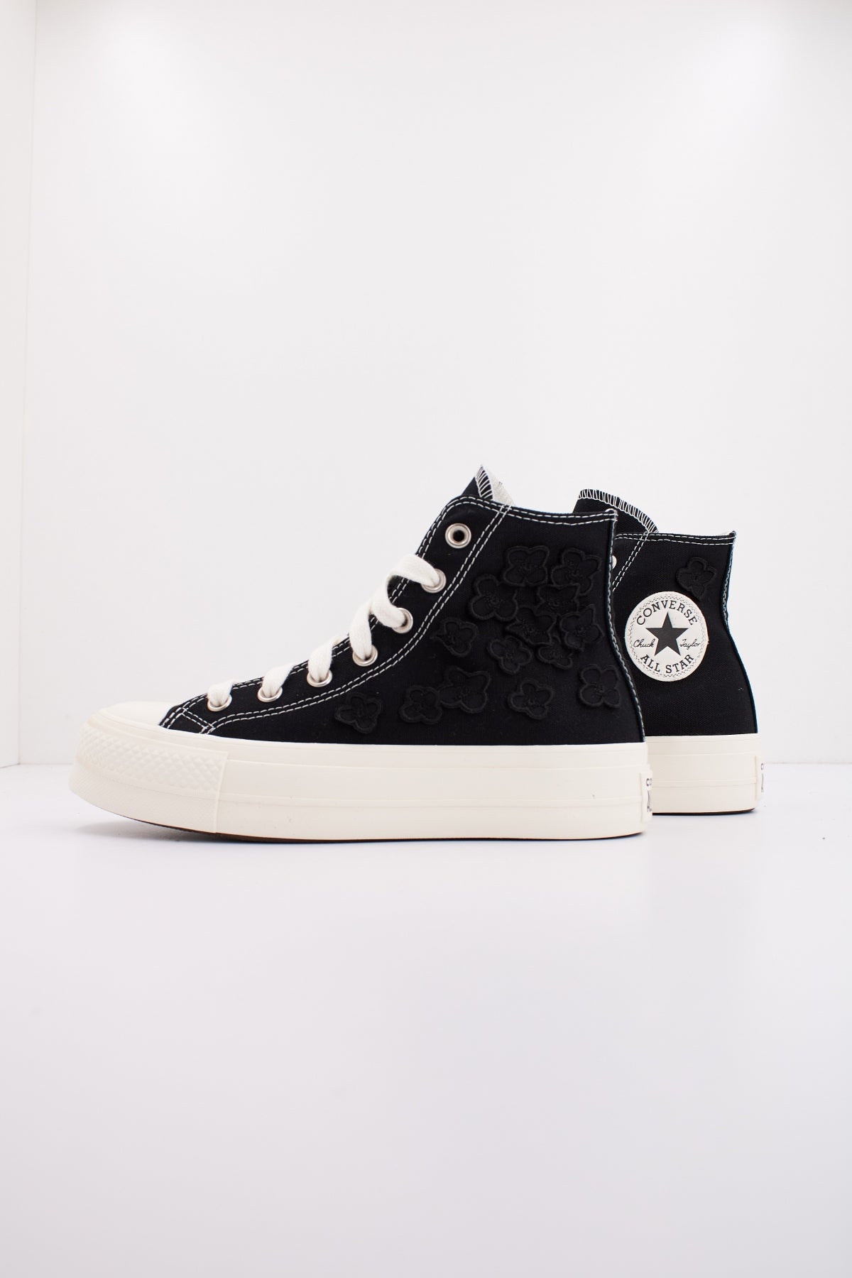 CONVERSE CHUCK TAYLOR ALL STAR LIFT D FLOWERS en color NEGRO  (1)