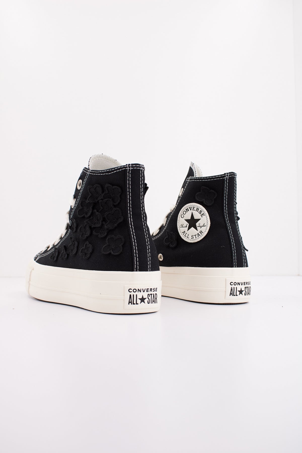 CONVERSE CHUCK TAYLOR ALL STAR LIFT D FLOWERS en color NEGRO  (3)