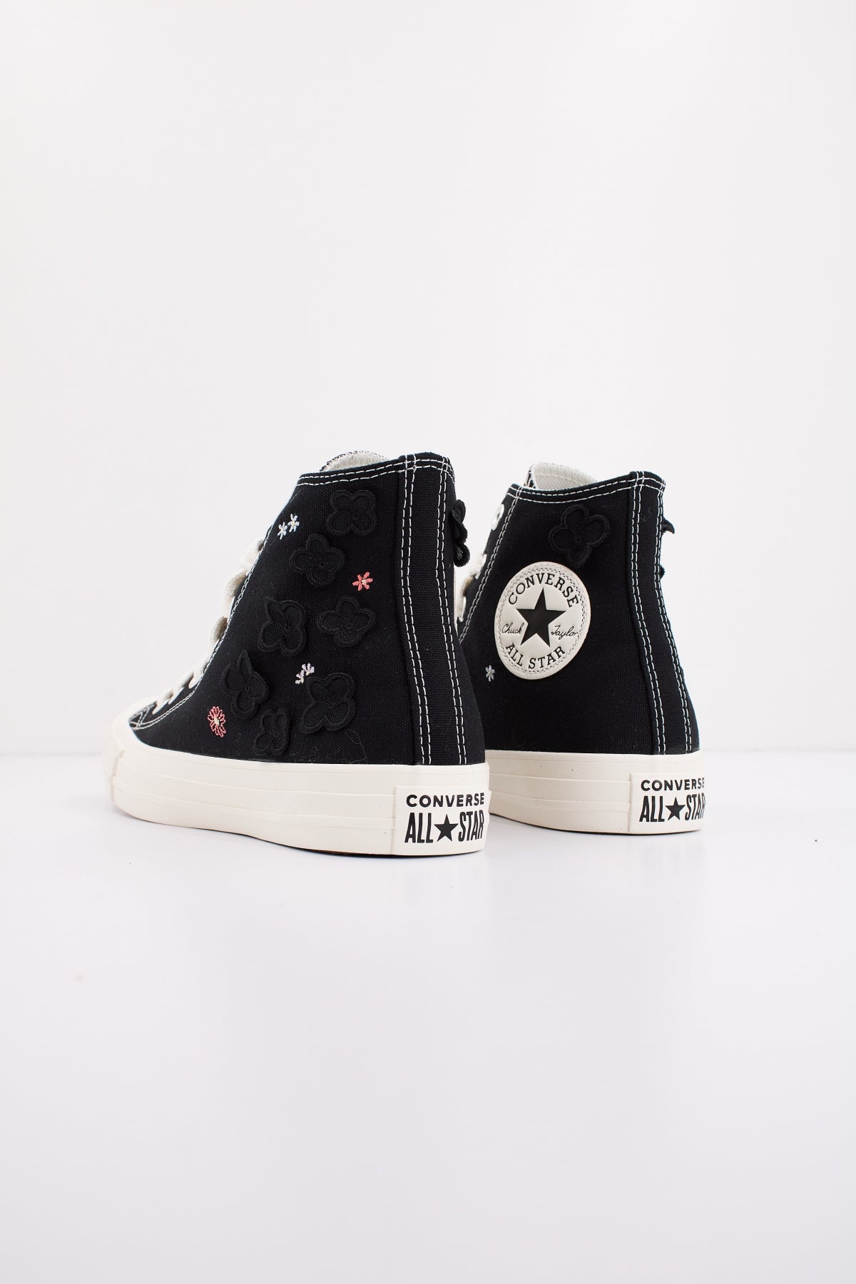 CONVERSE CTAS FLOWER PLAY HI BLACK en color NEGRO  (3)