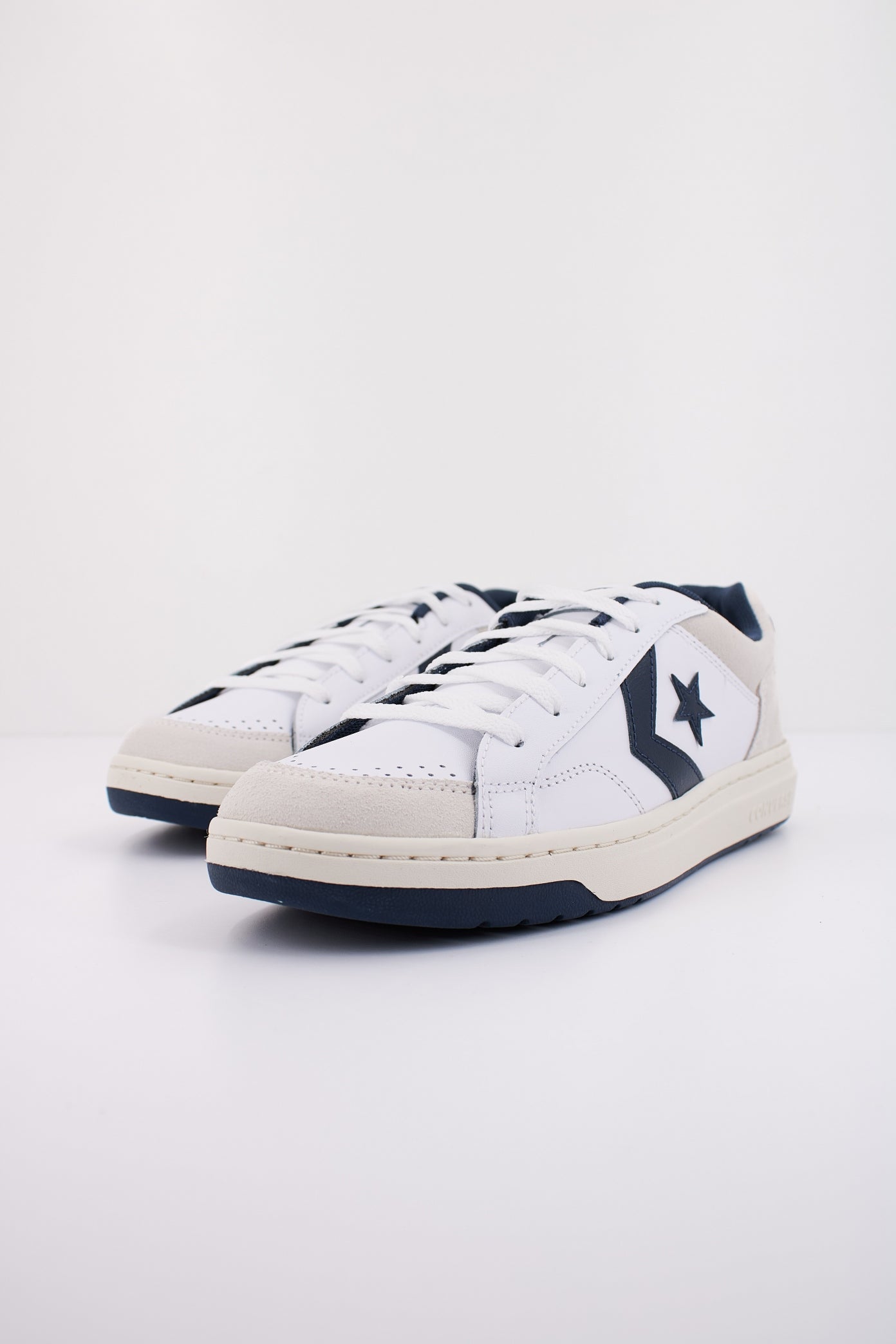 CONVERSE PRO BLAZE CLASSIC LEATHER & SUEDE  en color BLANCO  (2)