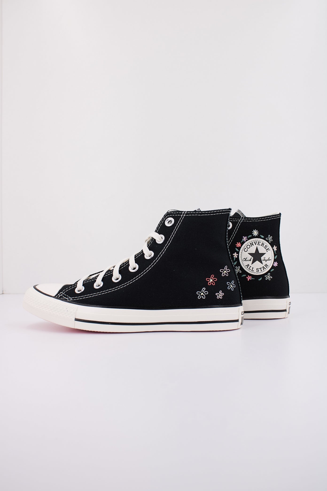 CONVERSE  CHUCK TAYLOR ALL STAR EMBROIDERED LITTLE FLOWERS en color NEGRO  (1)