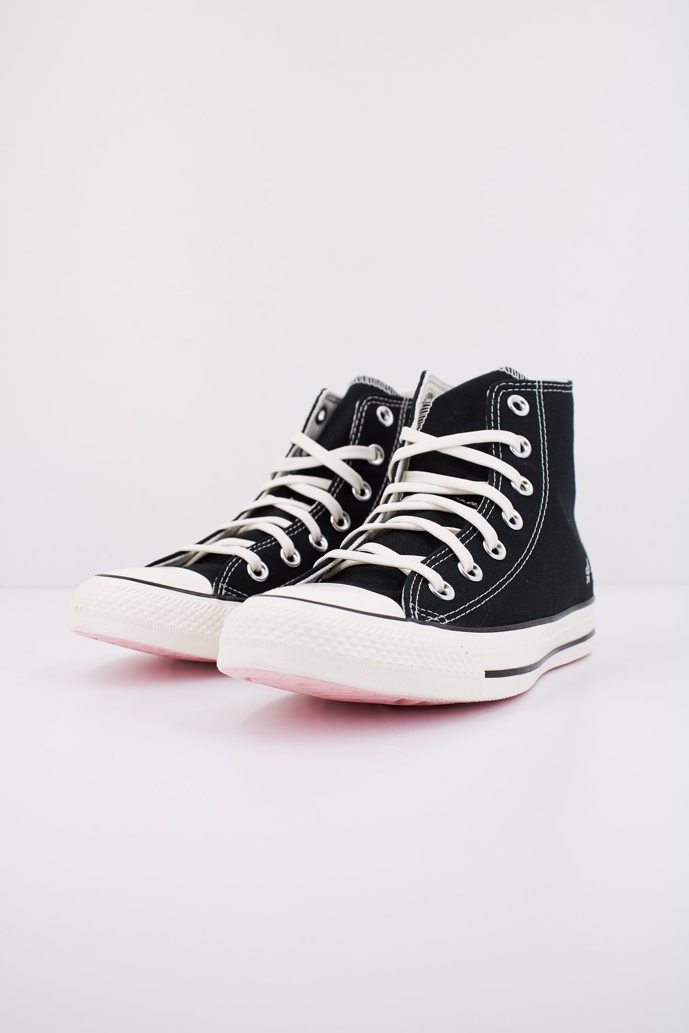 CONVERSE  CHUCK TAYLOR ALL STAR EMBROIDERED LITTLE FLOWERS en color NEGRO  (2)