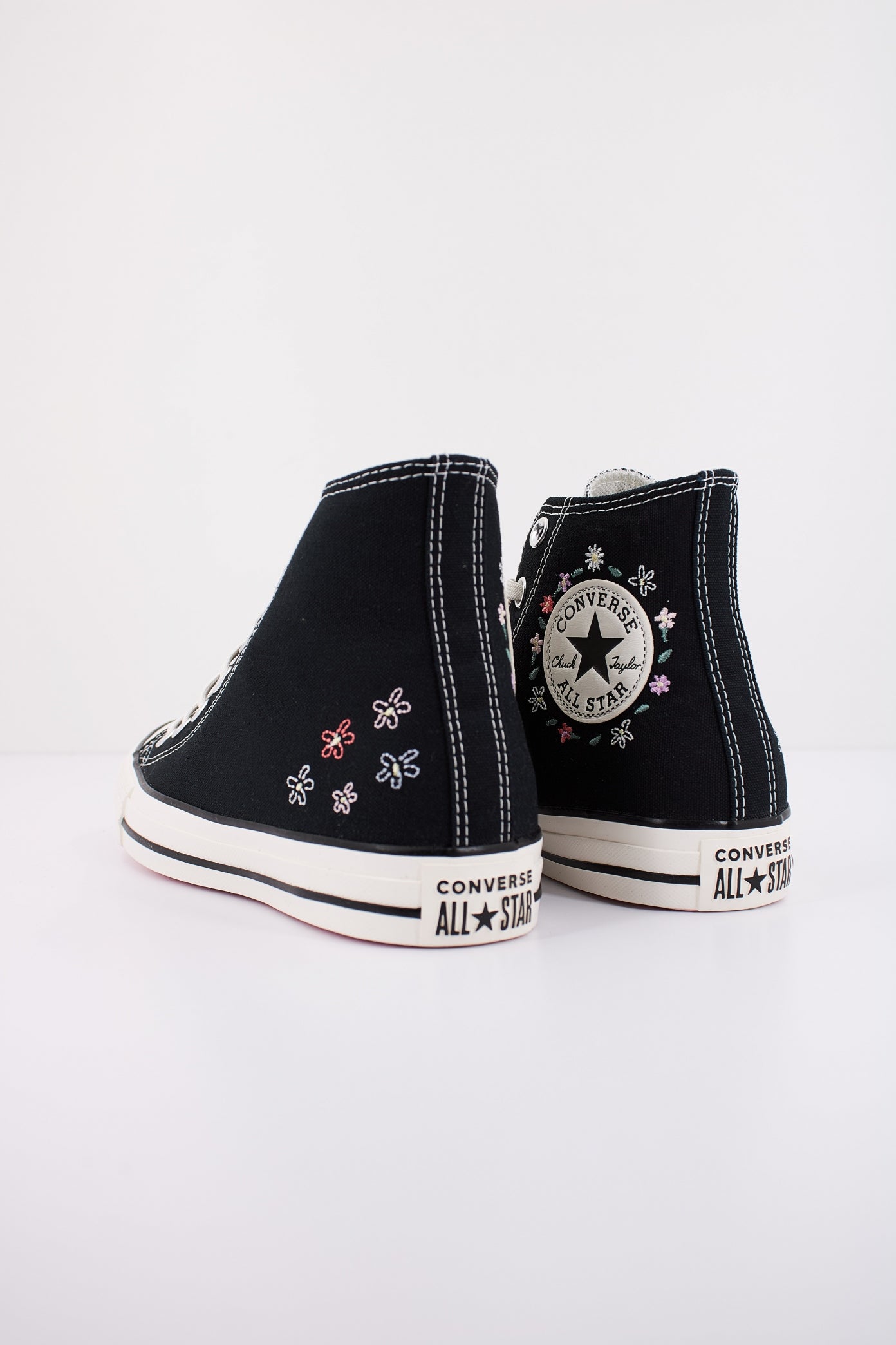 CONVERSE  CHUCK TAYLOR ALL STAR EMBROIDERED LITTLE FLOWERS en color NEGRO  (4)