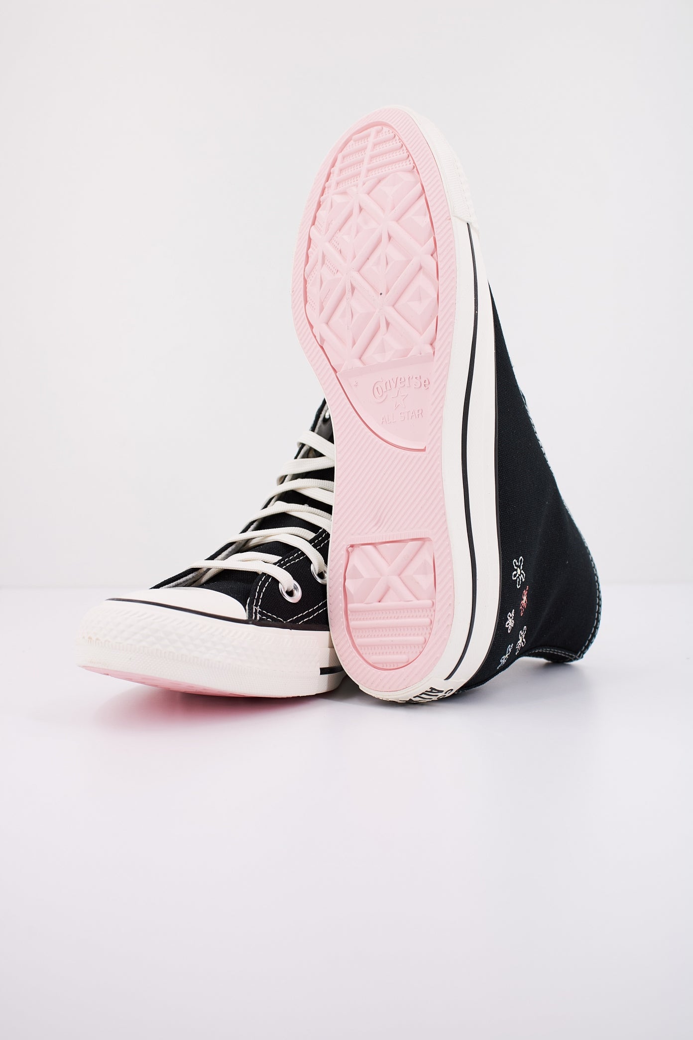 CONVERSE  CHUCK TAYLOR ALL STAR EMBROIDERED LITTLE FLOWERS en color NEGRO  (5)