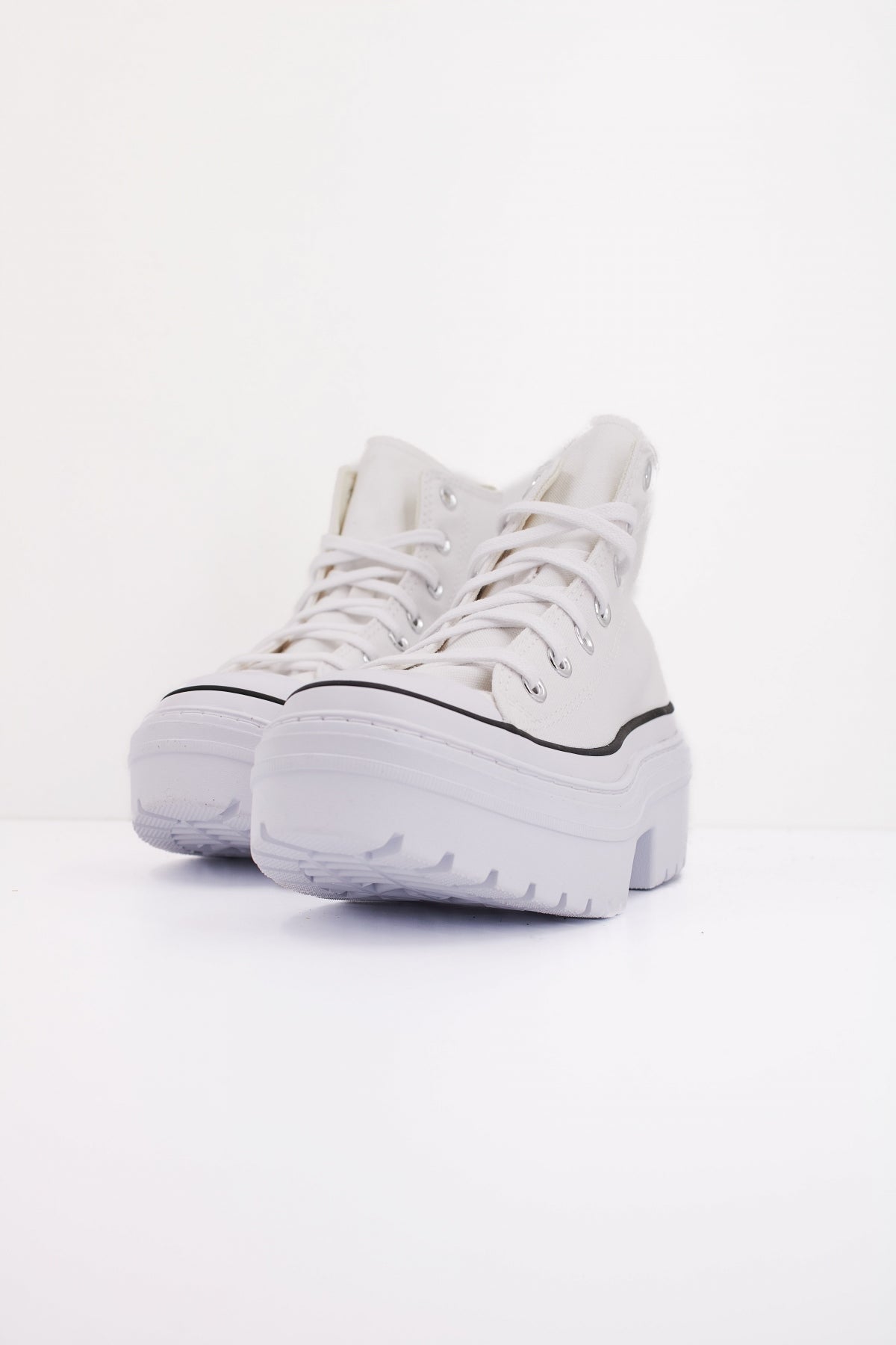 CONVERSE CHUCK TAYLOR ALL STAR LUGGE en color BLANCO  (2)