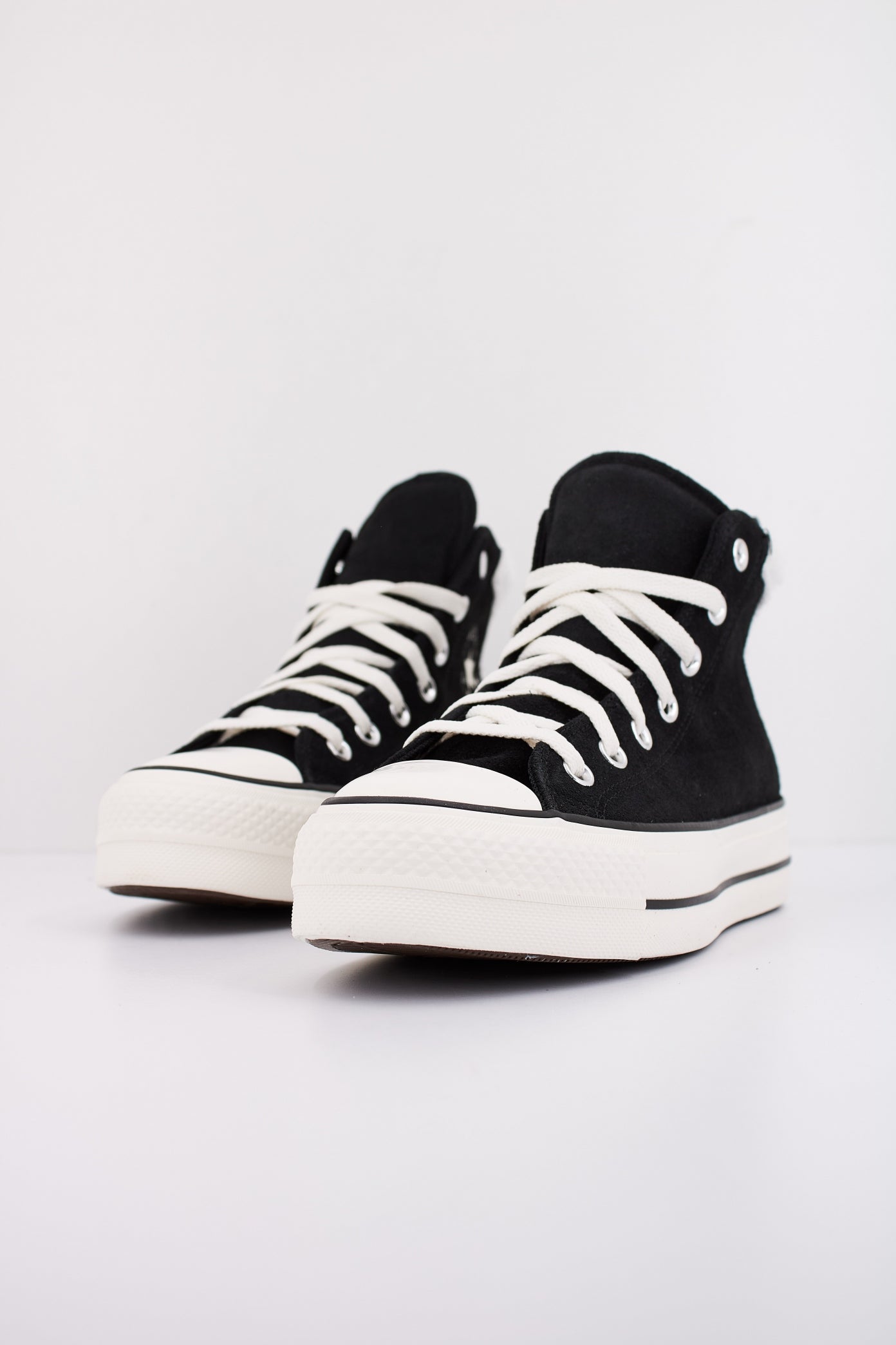 CONVERSE CHUCK TAYLOR ALL STAR PUFF LIFT HI en color NEGRO  (2)