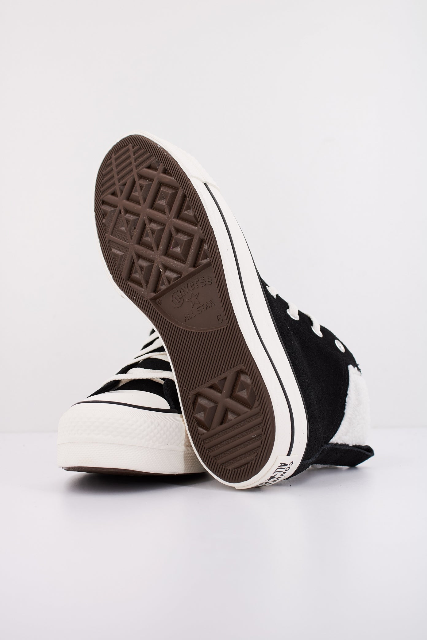 CONVERSE CHUCK TAYLOR ALL STAR PUFF LIFT HI en color NEGRO  (5)