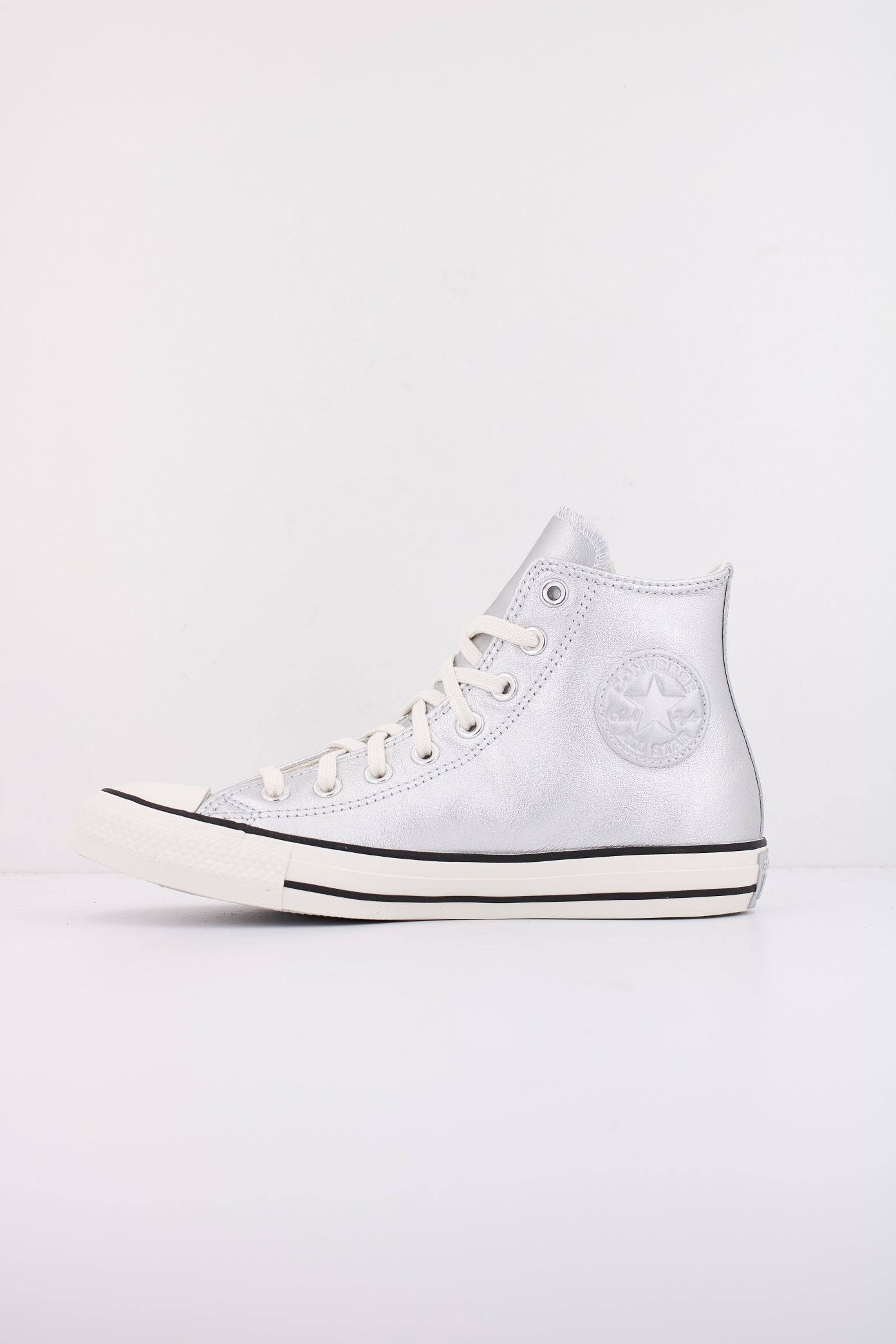 CONVERSE  CHUCK TAYLOR ALL STAR METALLIC LEATHER en color PLATA  (1)