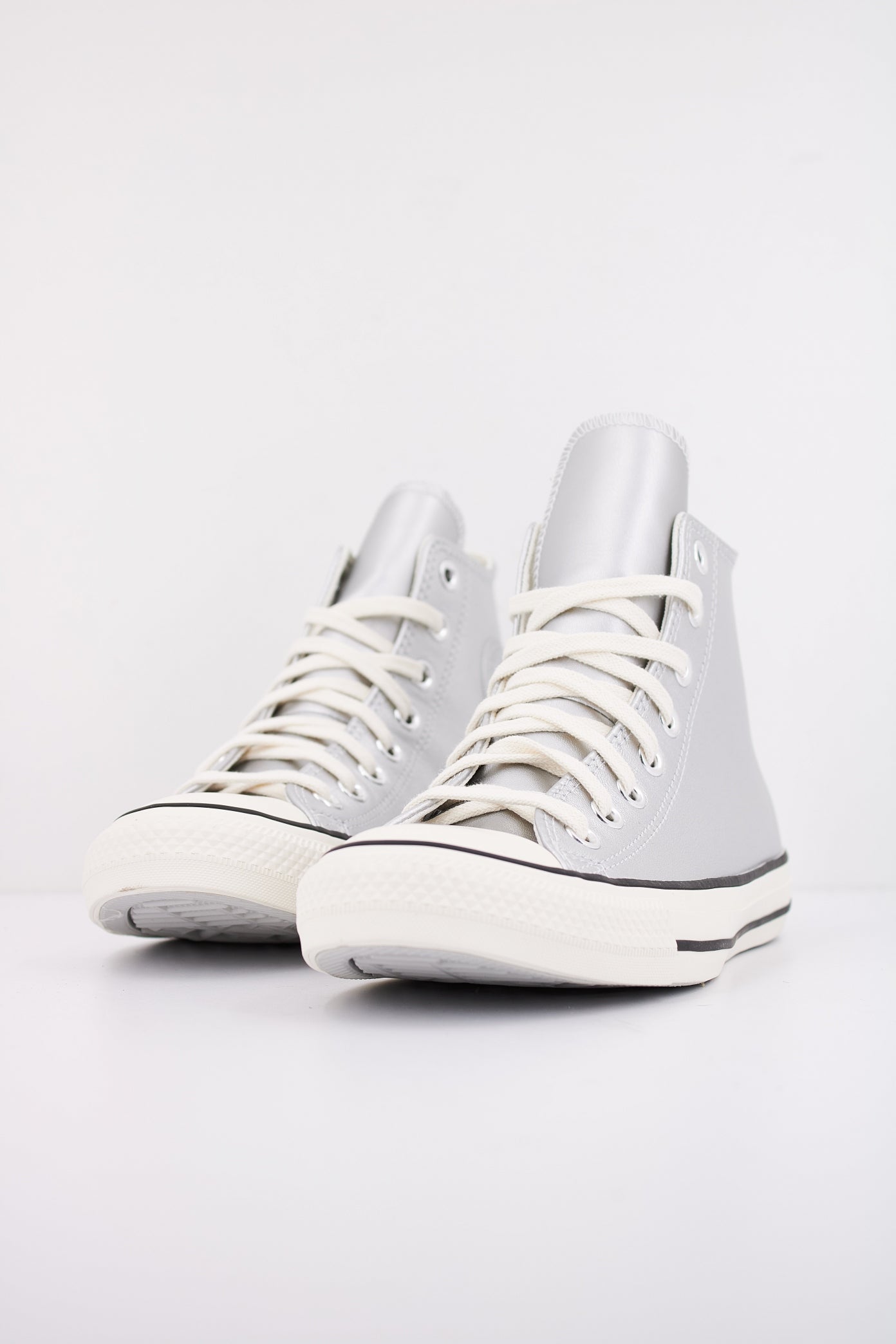 CONVERSE  CHUCK TAYLOR ALL STAR METALLIC LEATHER en color PLATA  (2)