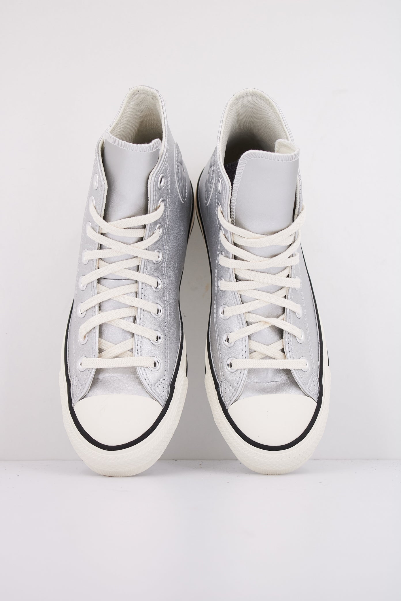 CONVERSE  CHUCK TAYLOR ALL STAR METALLIC LEATHER en color PLATA  (3)