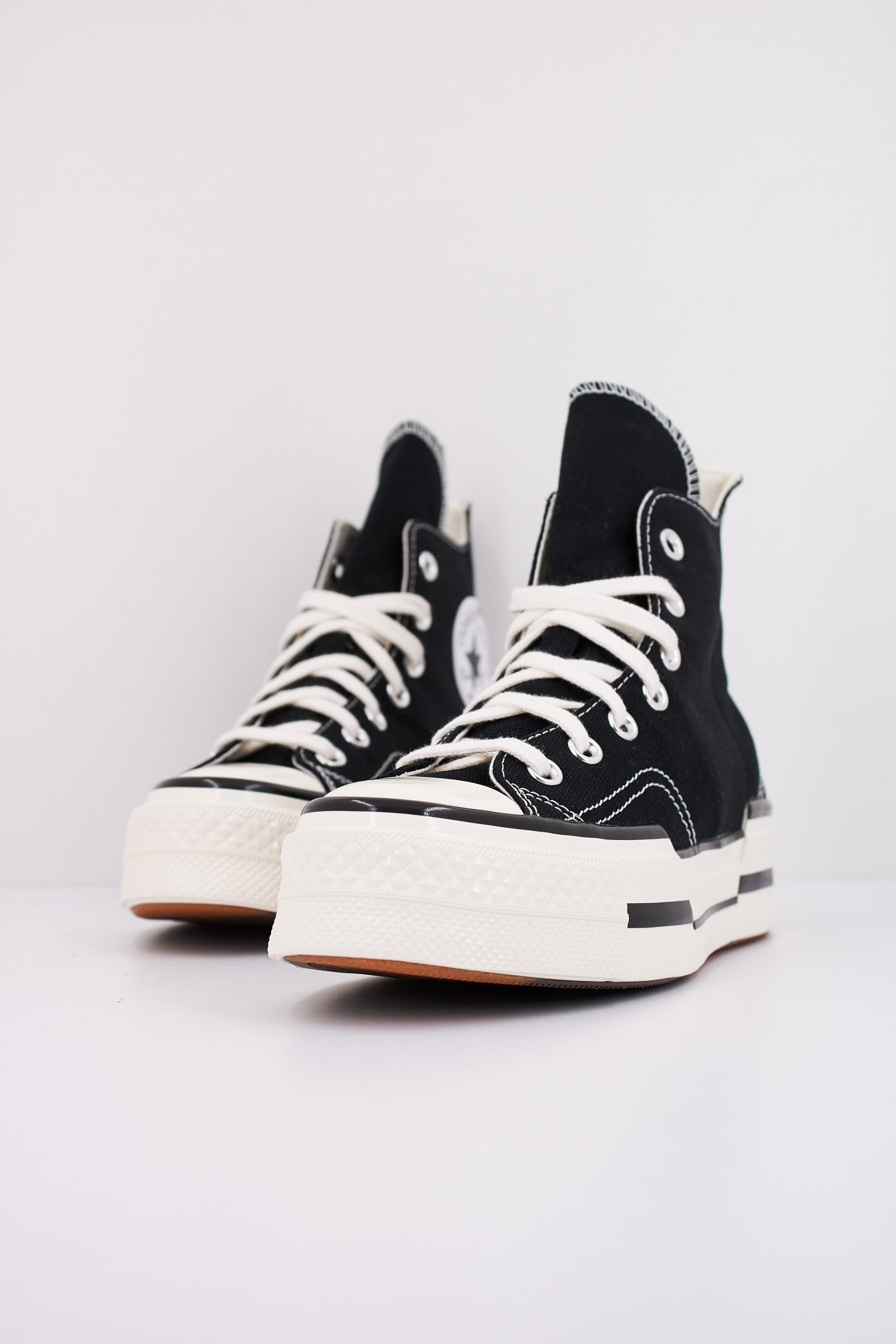 CONVERSE  CHUCK  PLUS en color NEGRO  (2)