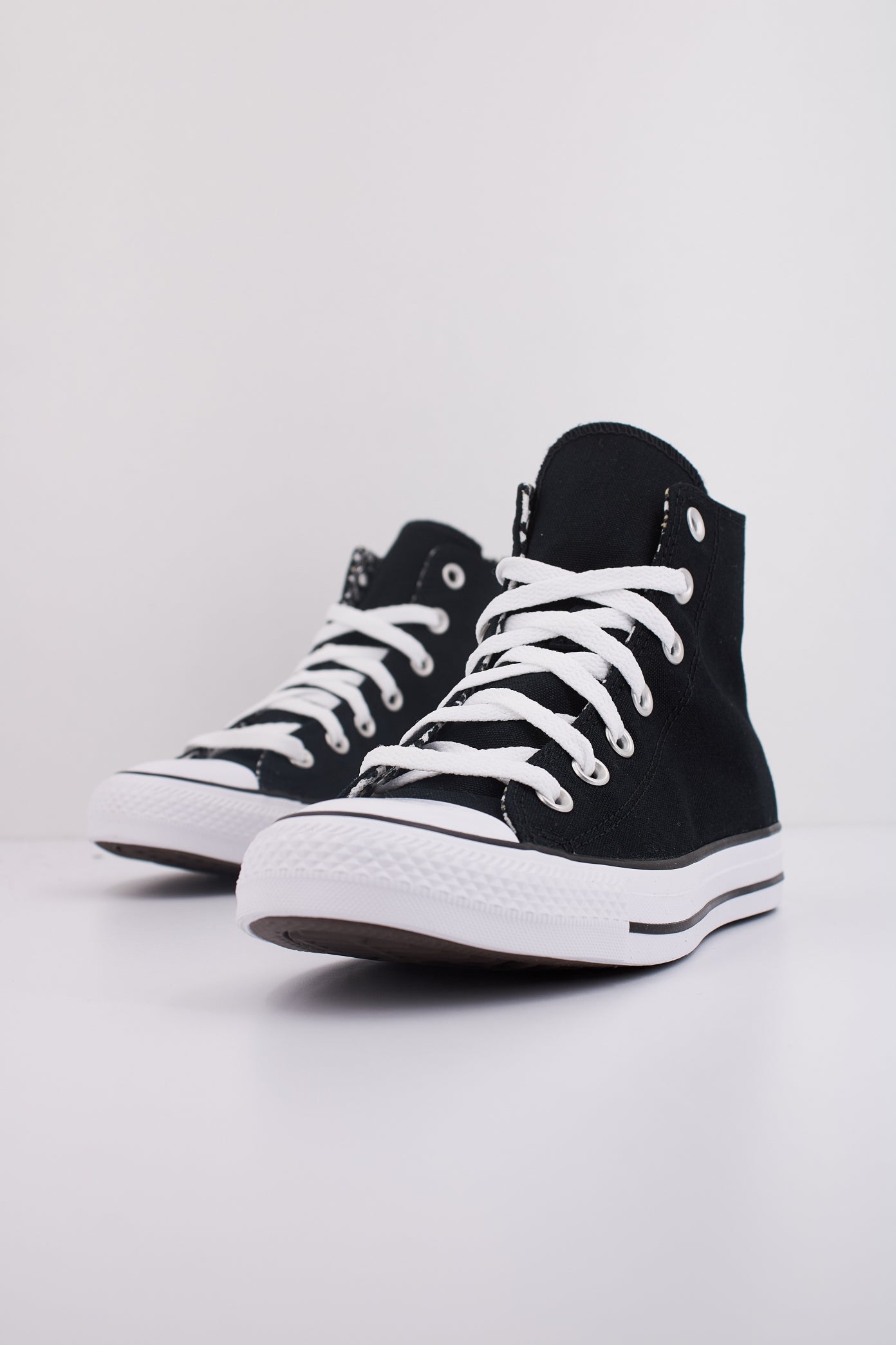 CONVERSE CHUCK TAYLOR ALL STAR LEOPARD en color NEGRO  (2)