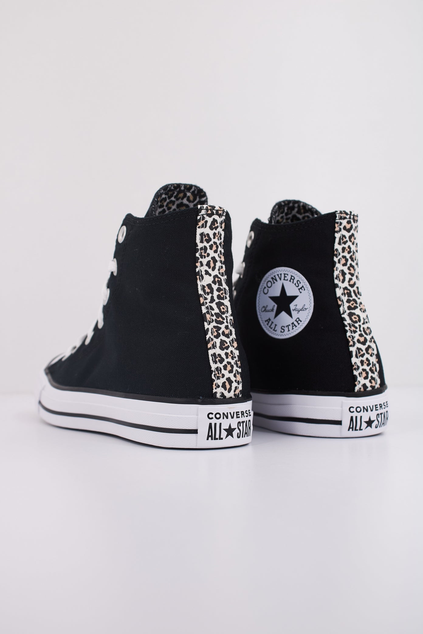 CONVERSE CHUCK TAYLOR ALL STAR LEOPARD en color NEGRO  (4)