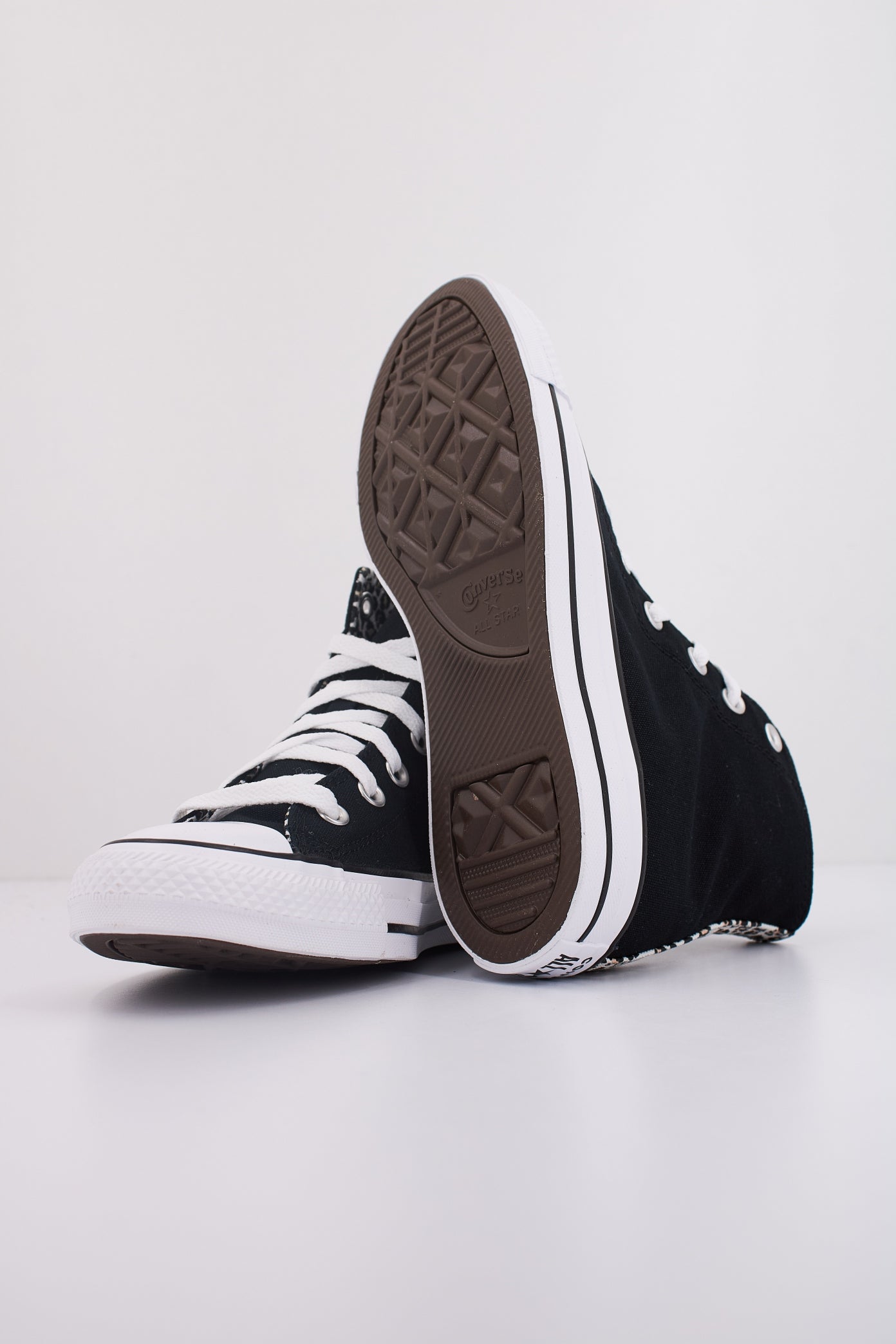 CONVERSE CHUCK TAYLOR ALL STAR LEOPARD en color NEGRO  (5)