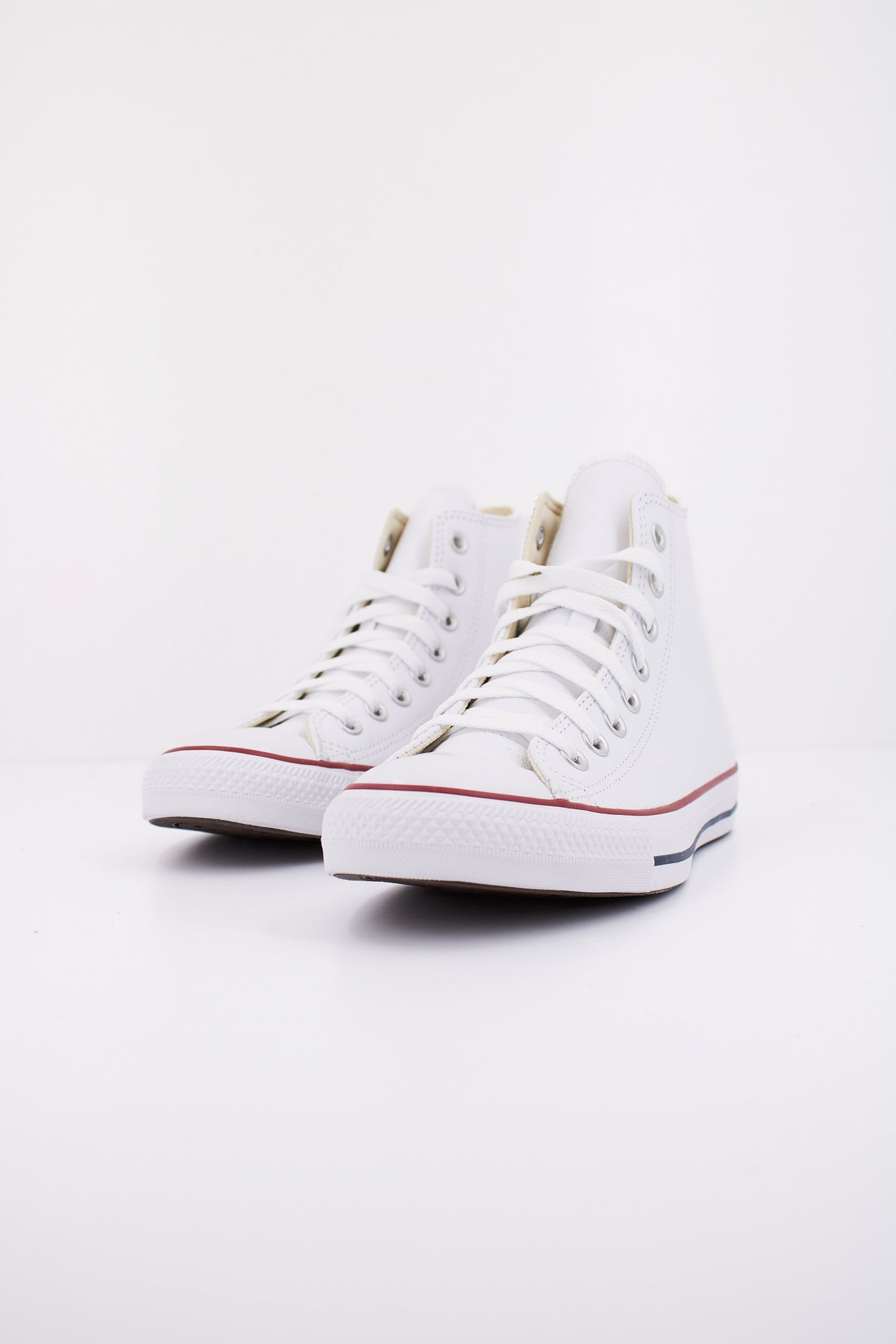 CONVERSE CHUCK TAYLOR LEATHER en color BLANCO  (2)