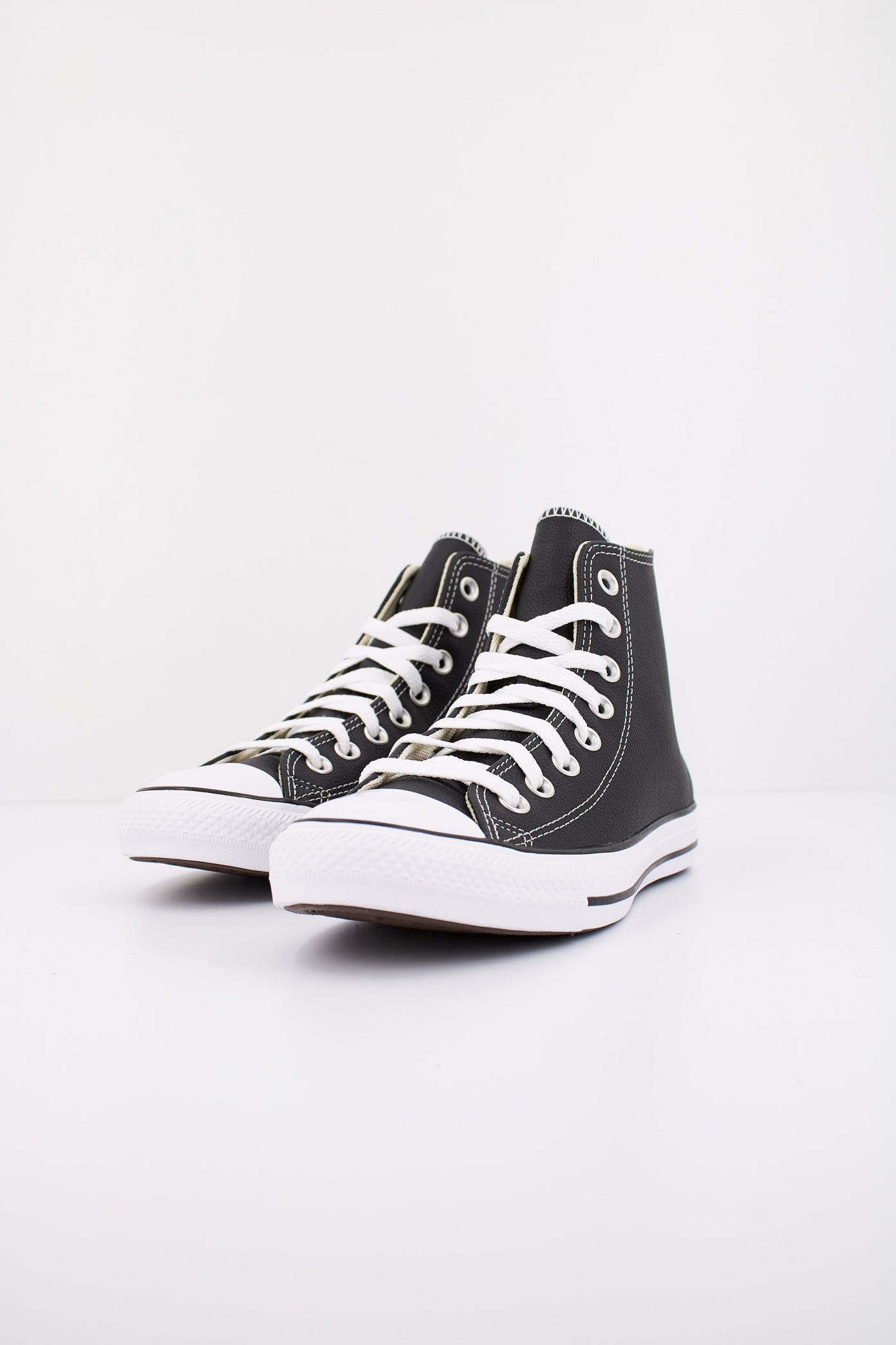 CONVERSE CHUCK TAYLOR LEATHER en color NEGRO  (2)