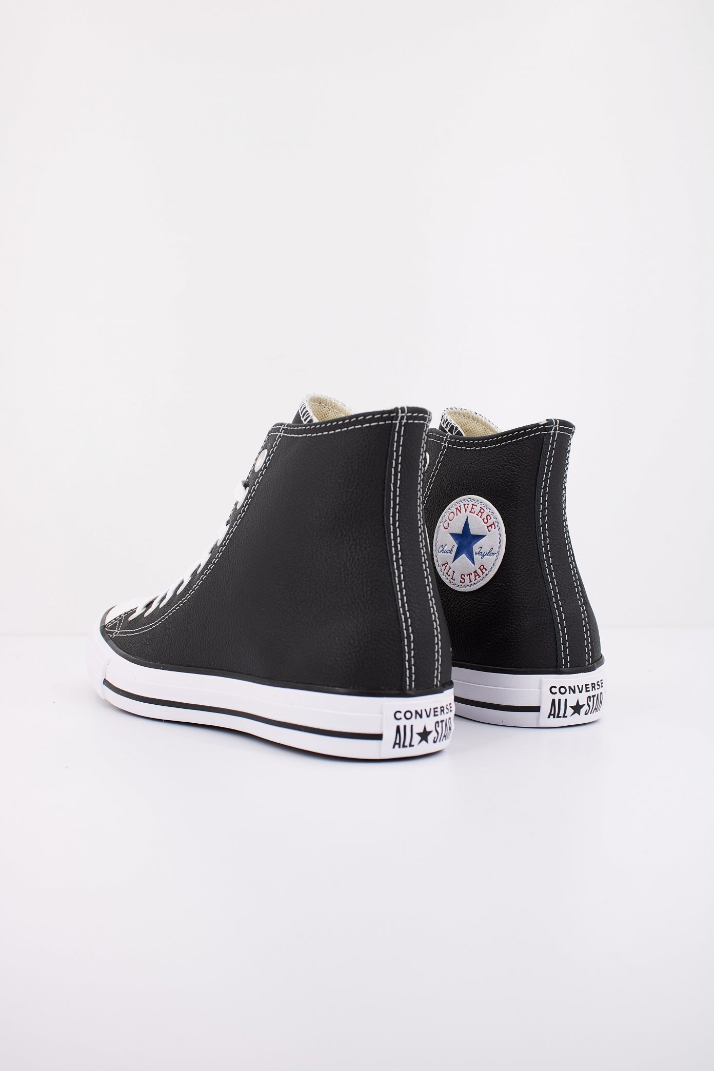 CONVERSE CHUCK TAYLOR LEATHER en color NEGRO  (4)