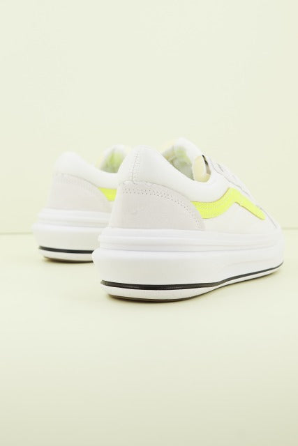 VANS  UA OLD SKOOL OVER en color BLANCO  (3)