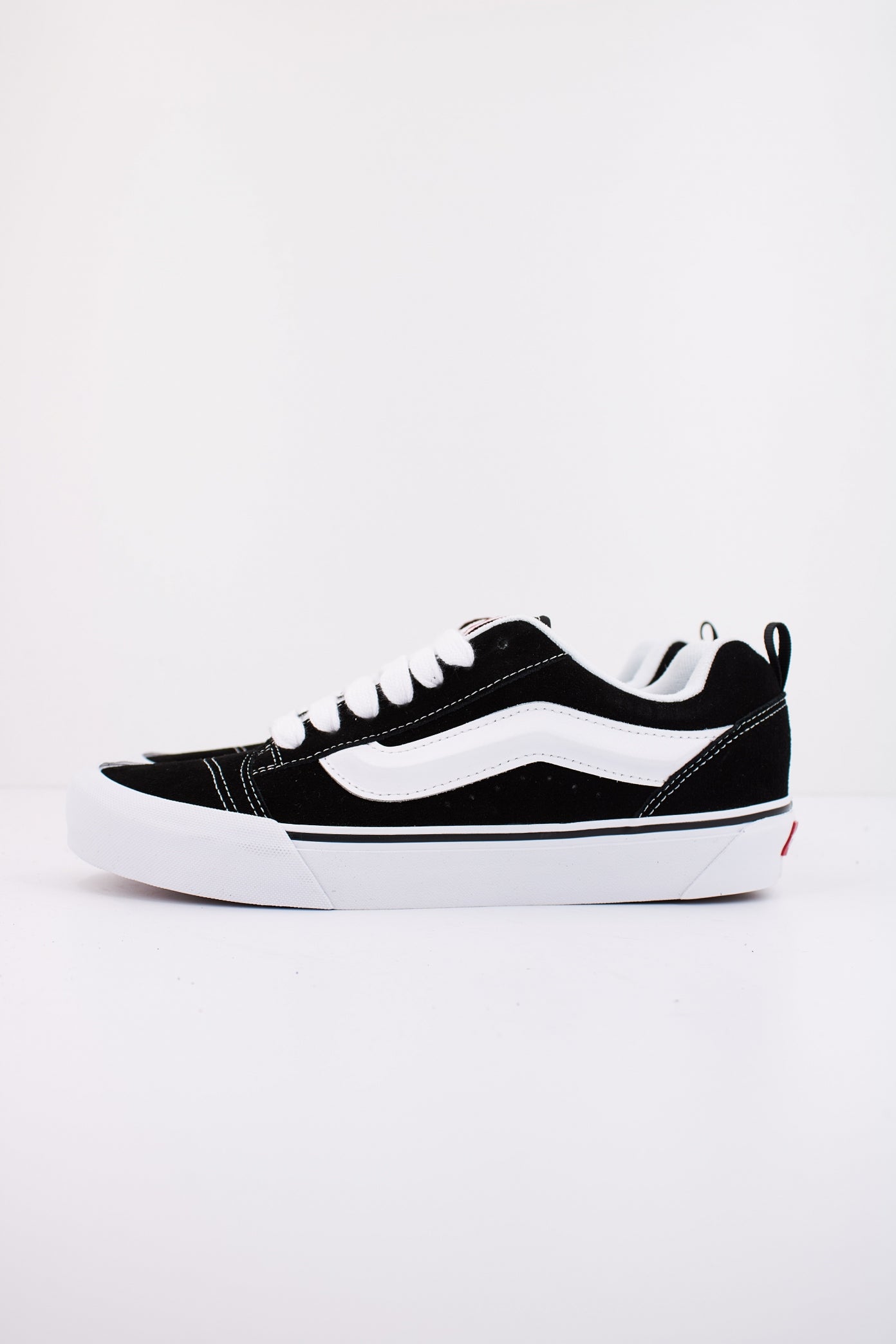 VANS KNU SKOOL en color NEGRO  (1)