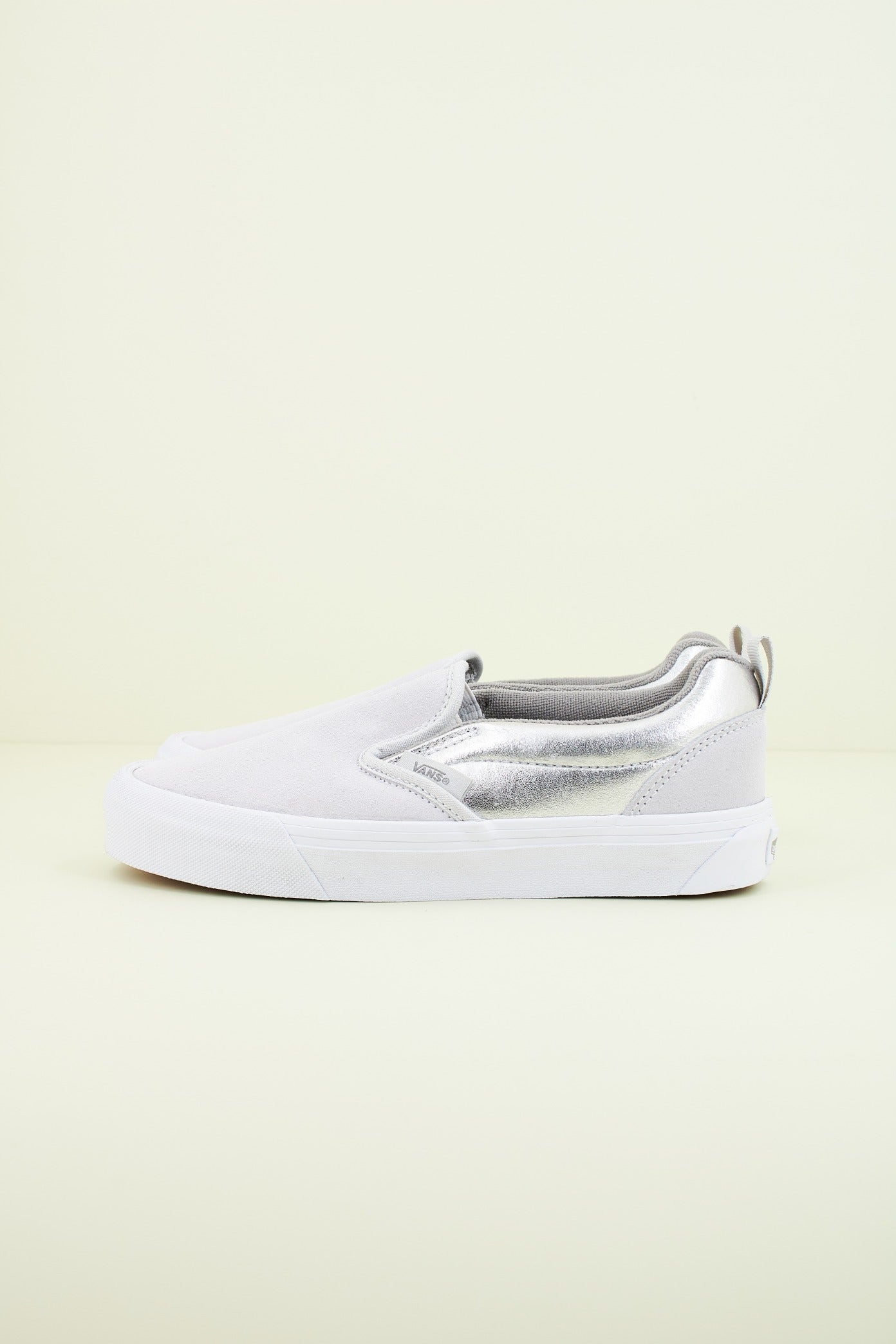 VANS KNU SLIP en color PLATA  (1)