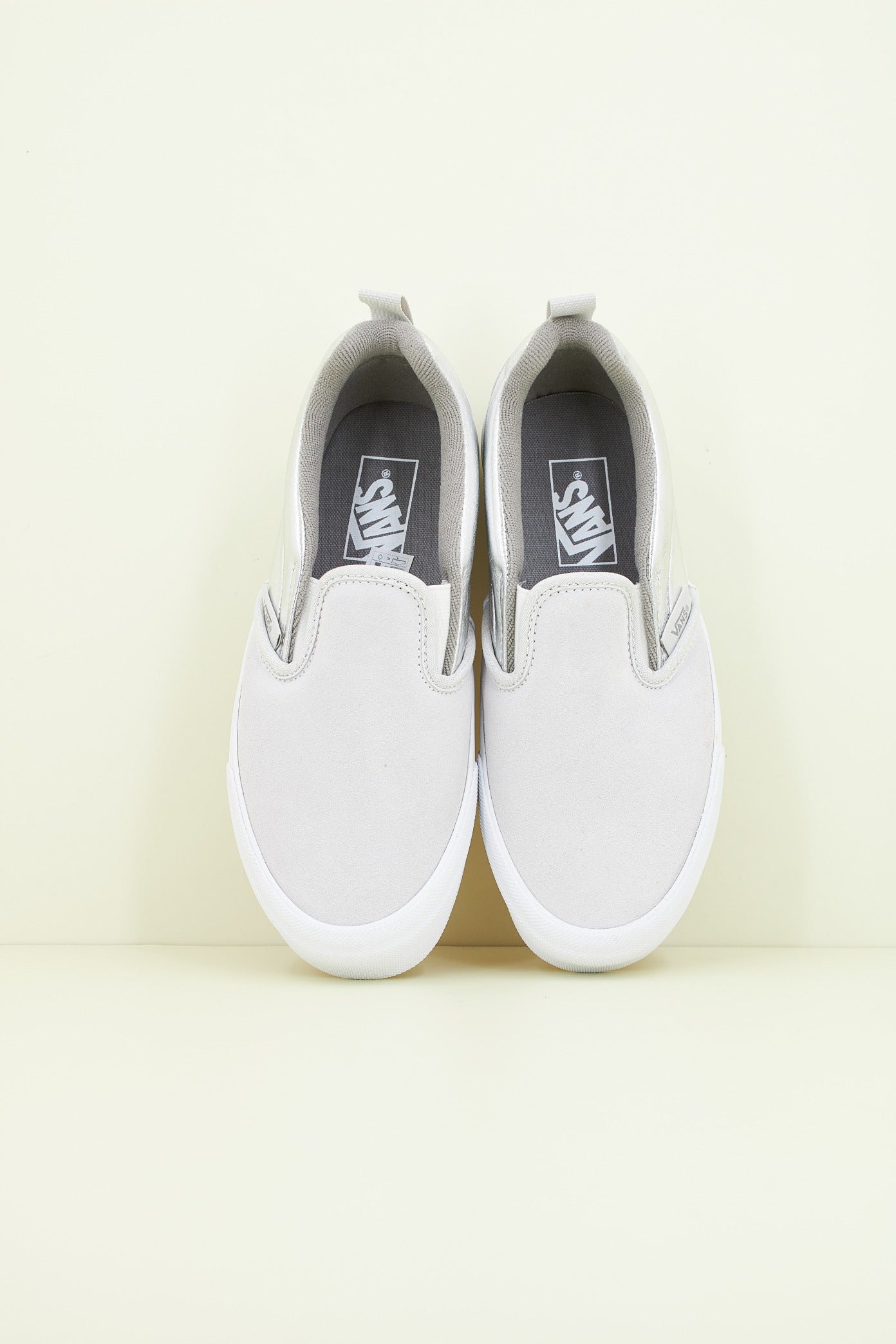 VANS KNU SLIP en color PLATA  (2)