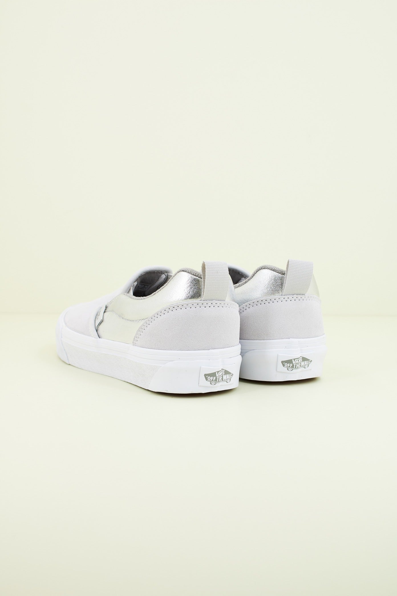 VANS KNU SLIP en color PLATA  (3)