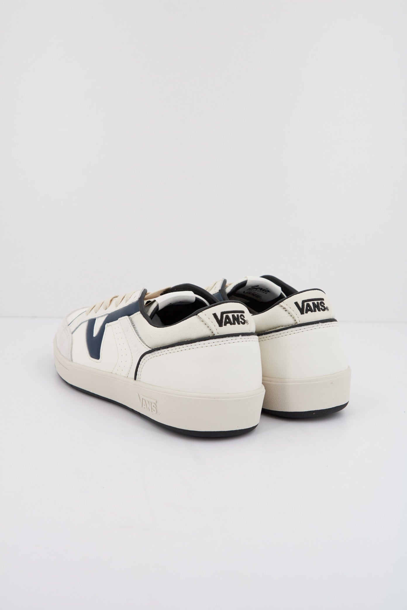 VANS LOWLAND CC JMP R VINTA en color BLANCO  (3)