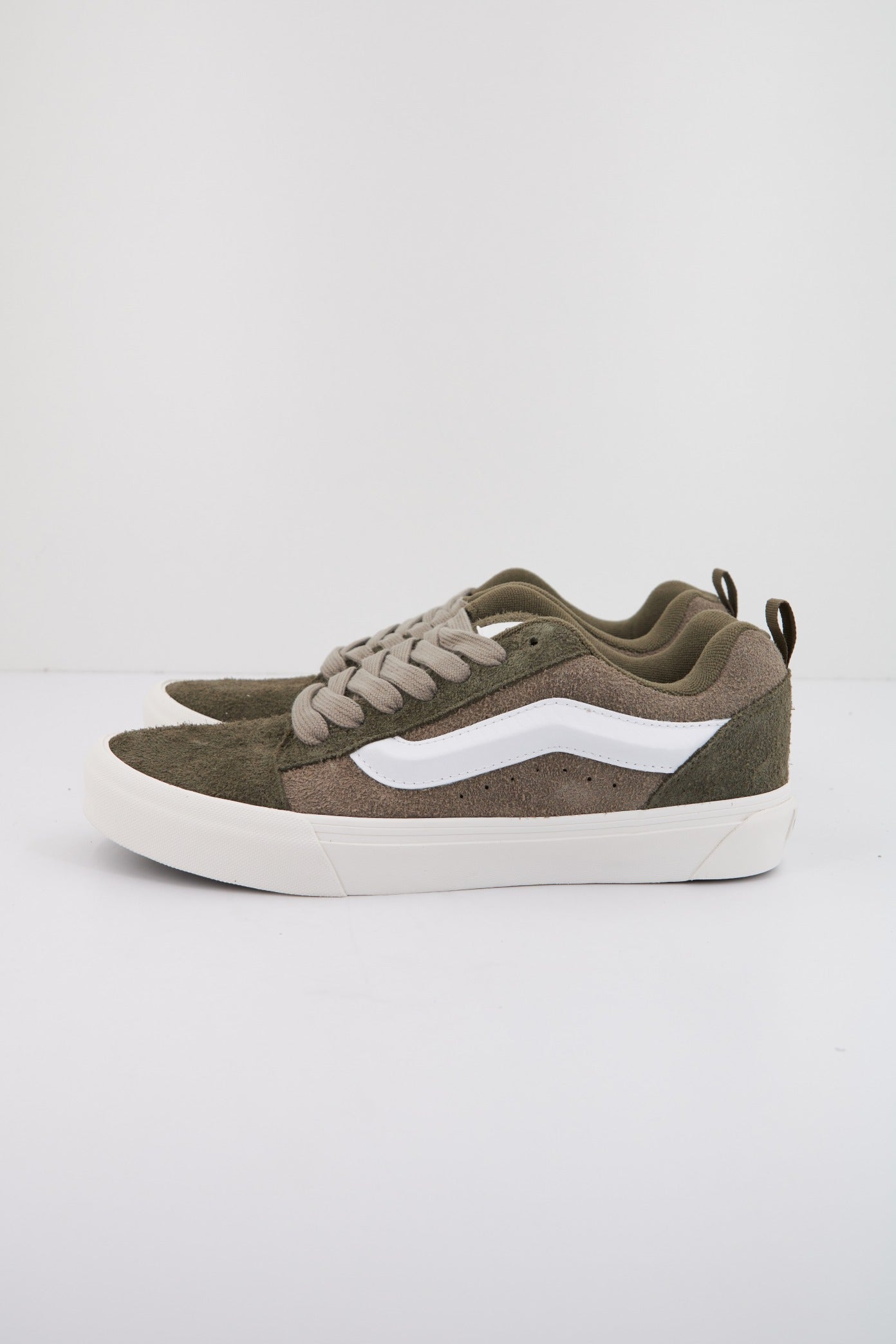 VANS KNU SKOOL en color GRIS  (1)