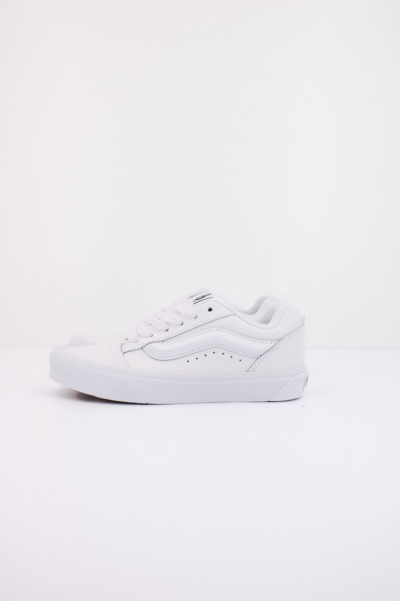 VANS  KNU SKOOL en color BLANCO  (1)