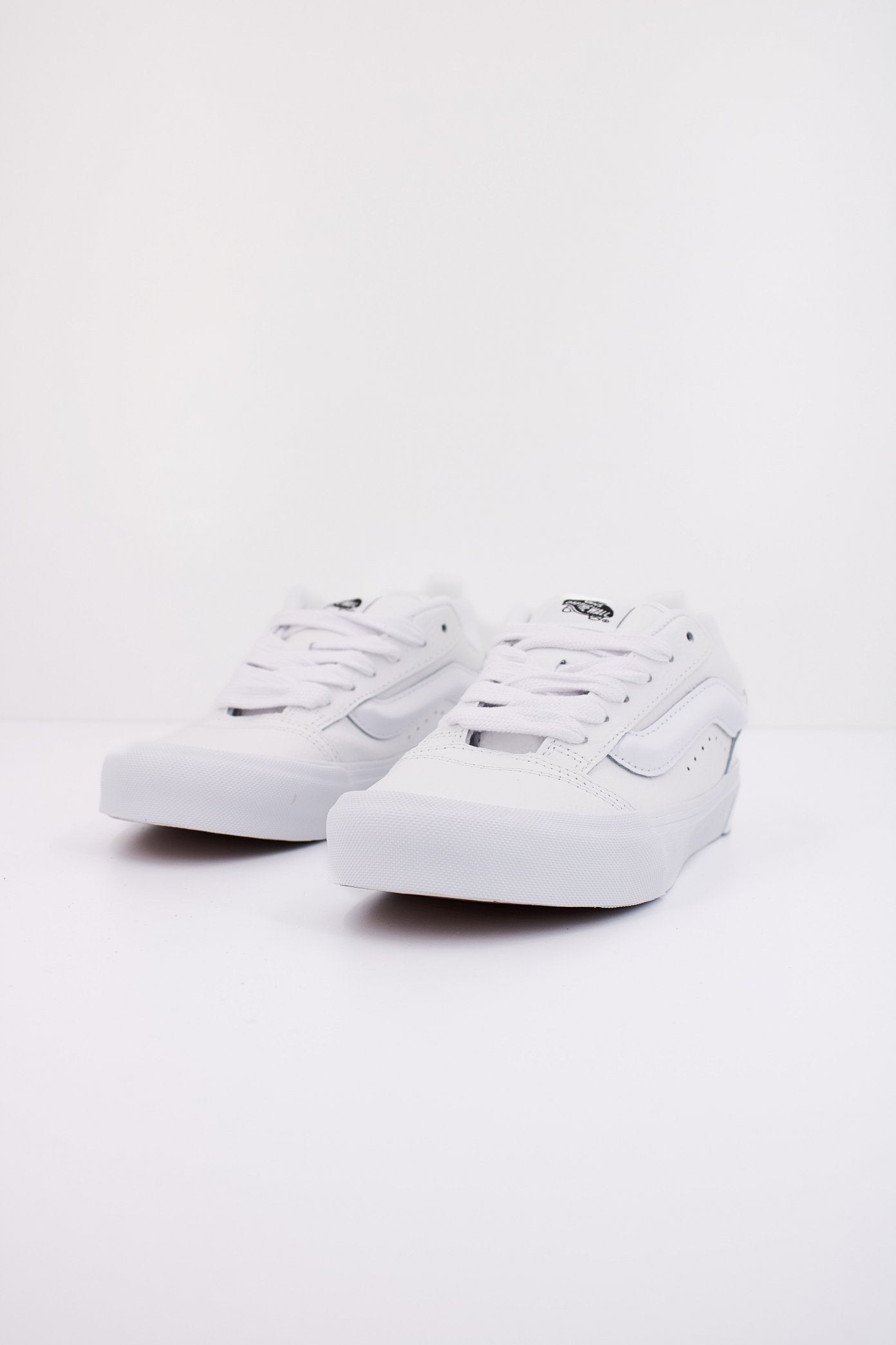 VANS  KNU SKOOL en color BLANCO  (2)