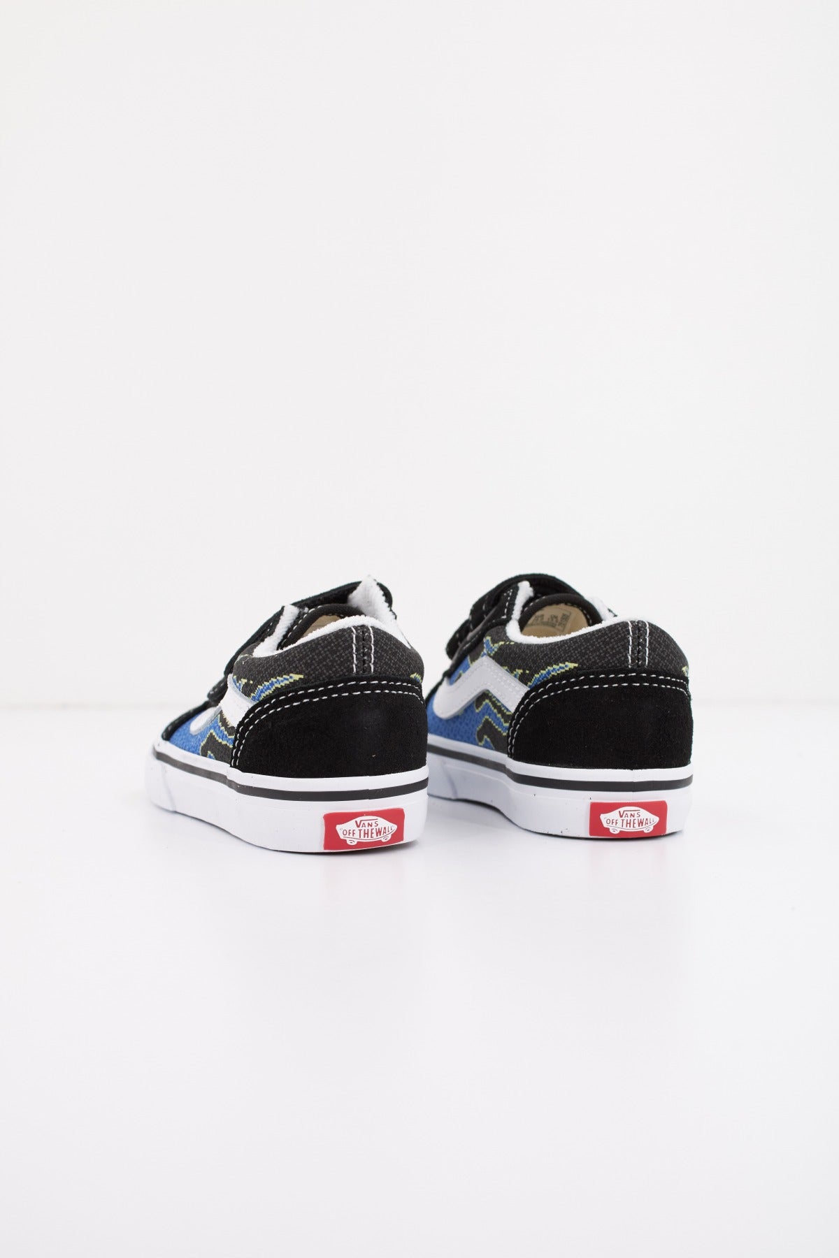 VANS OLD SKOOL V PIXEL FLAM en color NEGRO  (3)