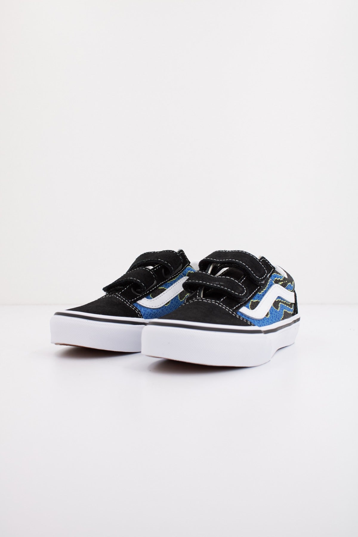 VANS OLD SKOOL V PIXEL FLAM en color NEGRO  (2)