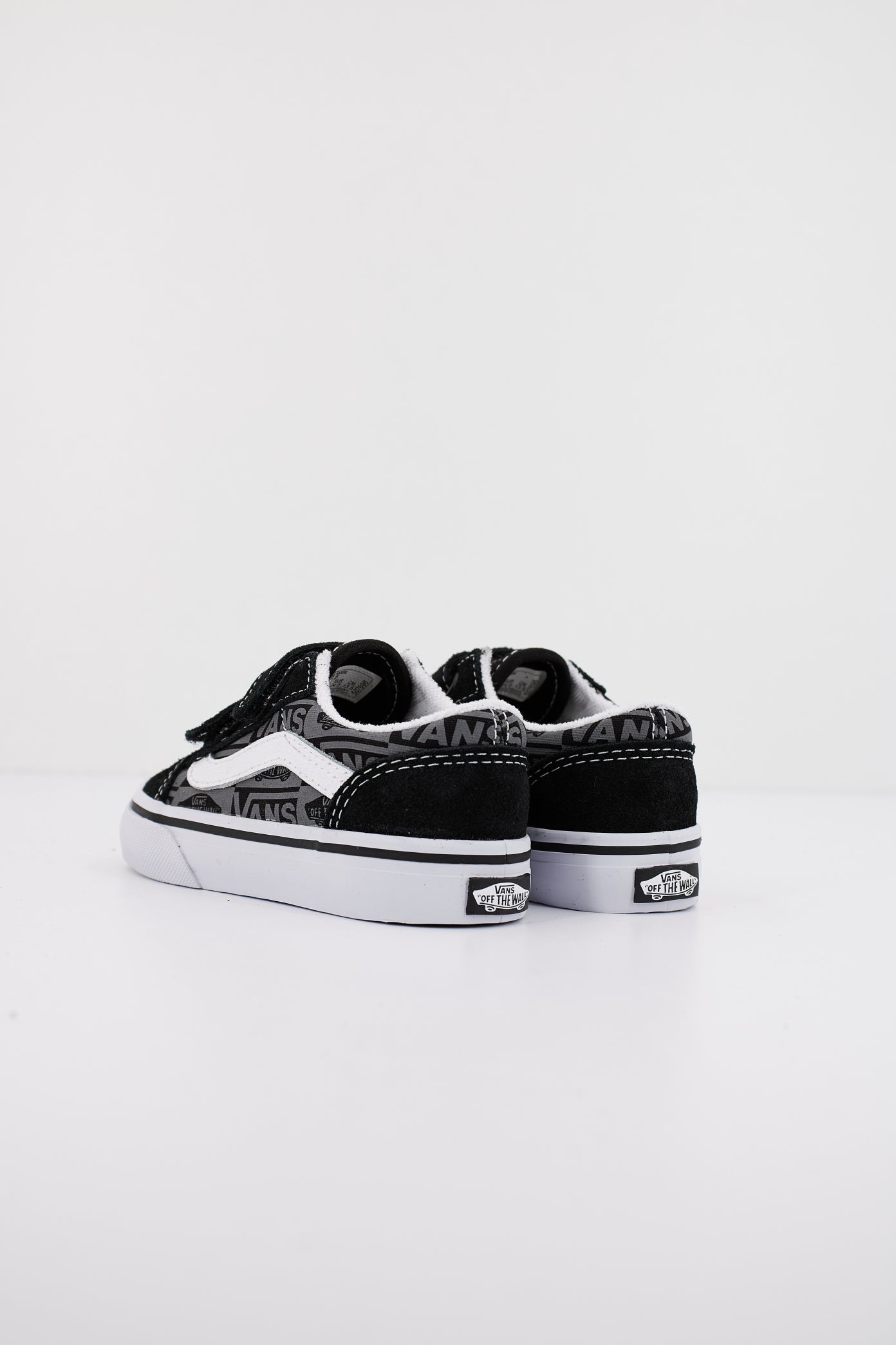 VANS OLD SKOOL V  en color NEGRO  (3)