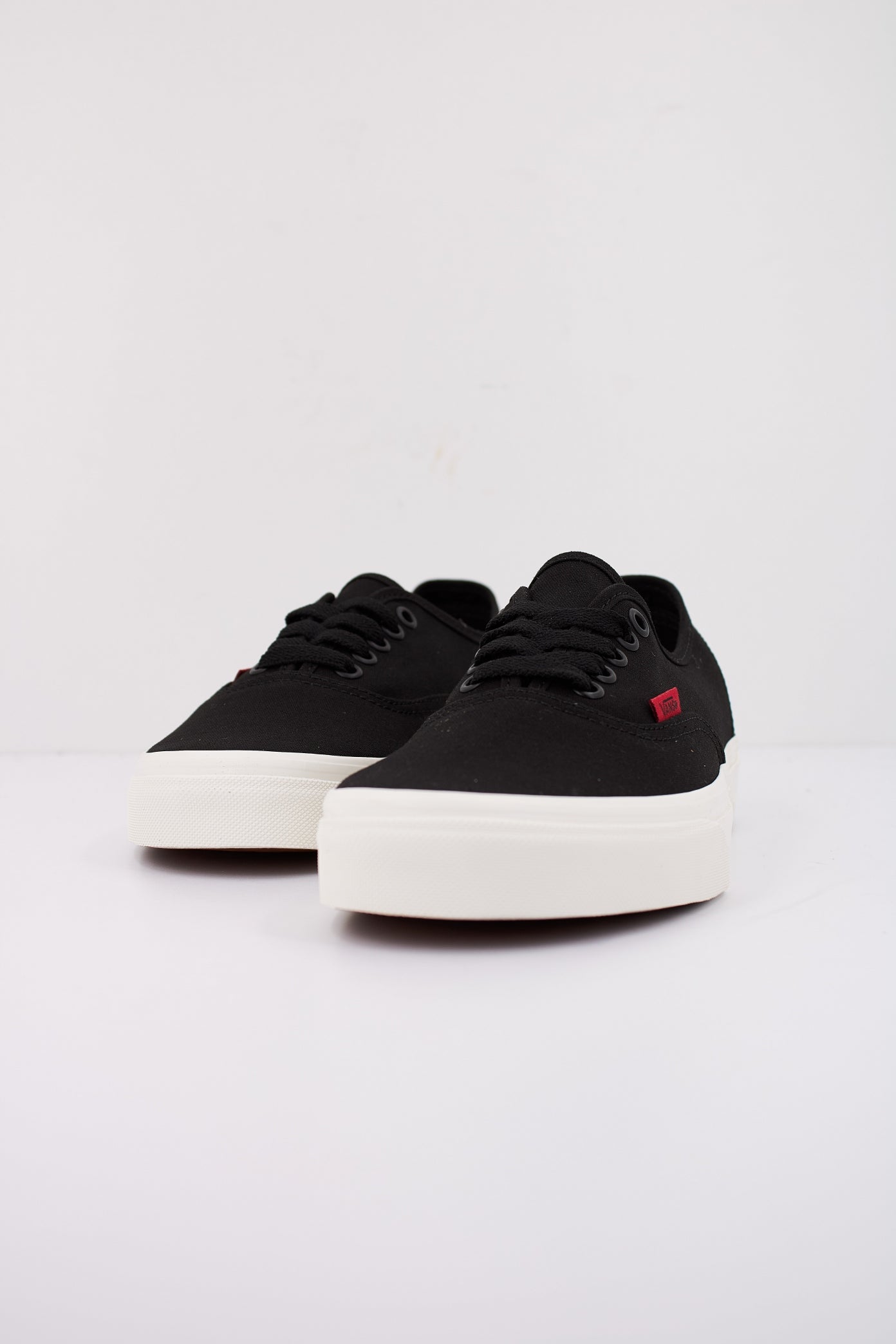 VANS AUTHENTIC  en color NEGRO  (2)