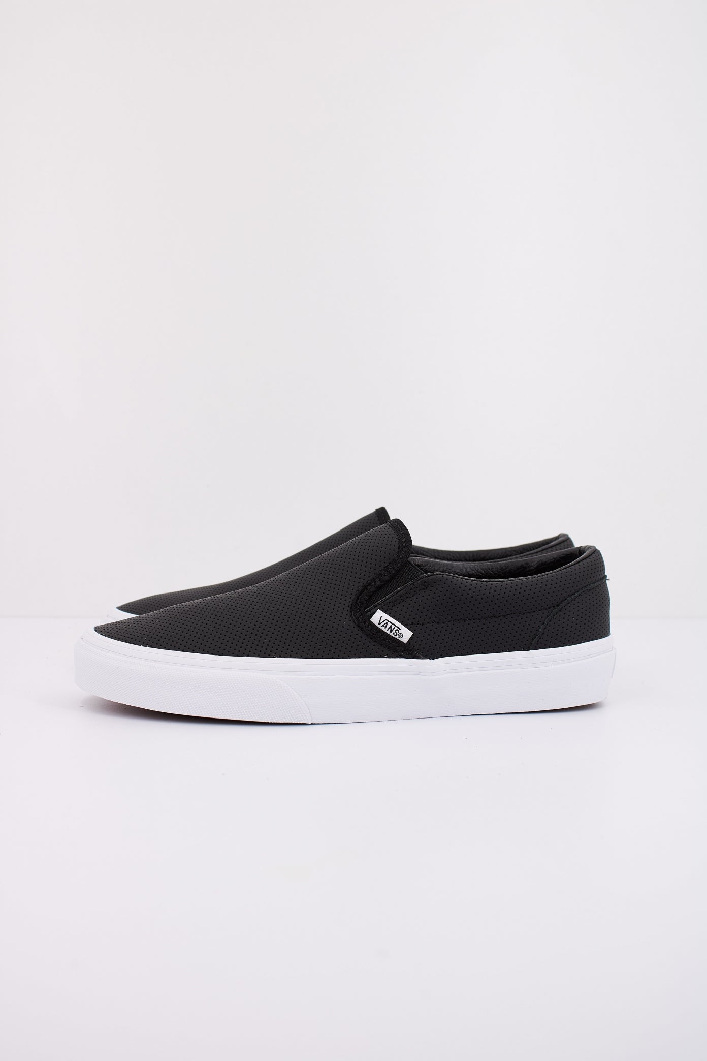 VANS CLASSIC SLIP-ON en color NEGRO  (1)