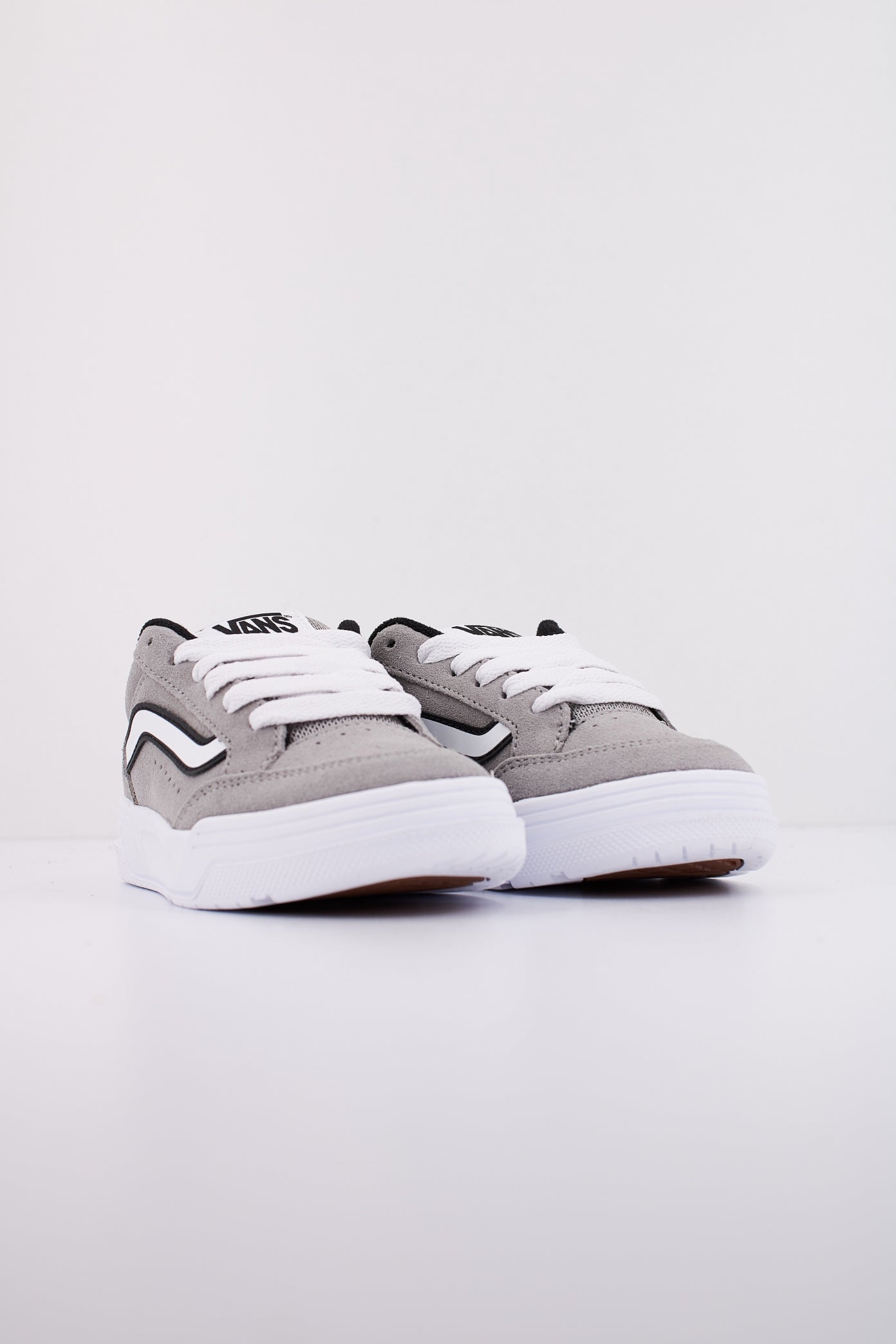 VANS HYLANE en color GRIS  (2)