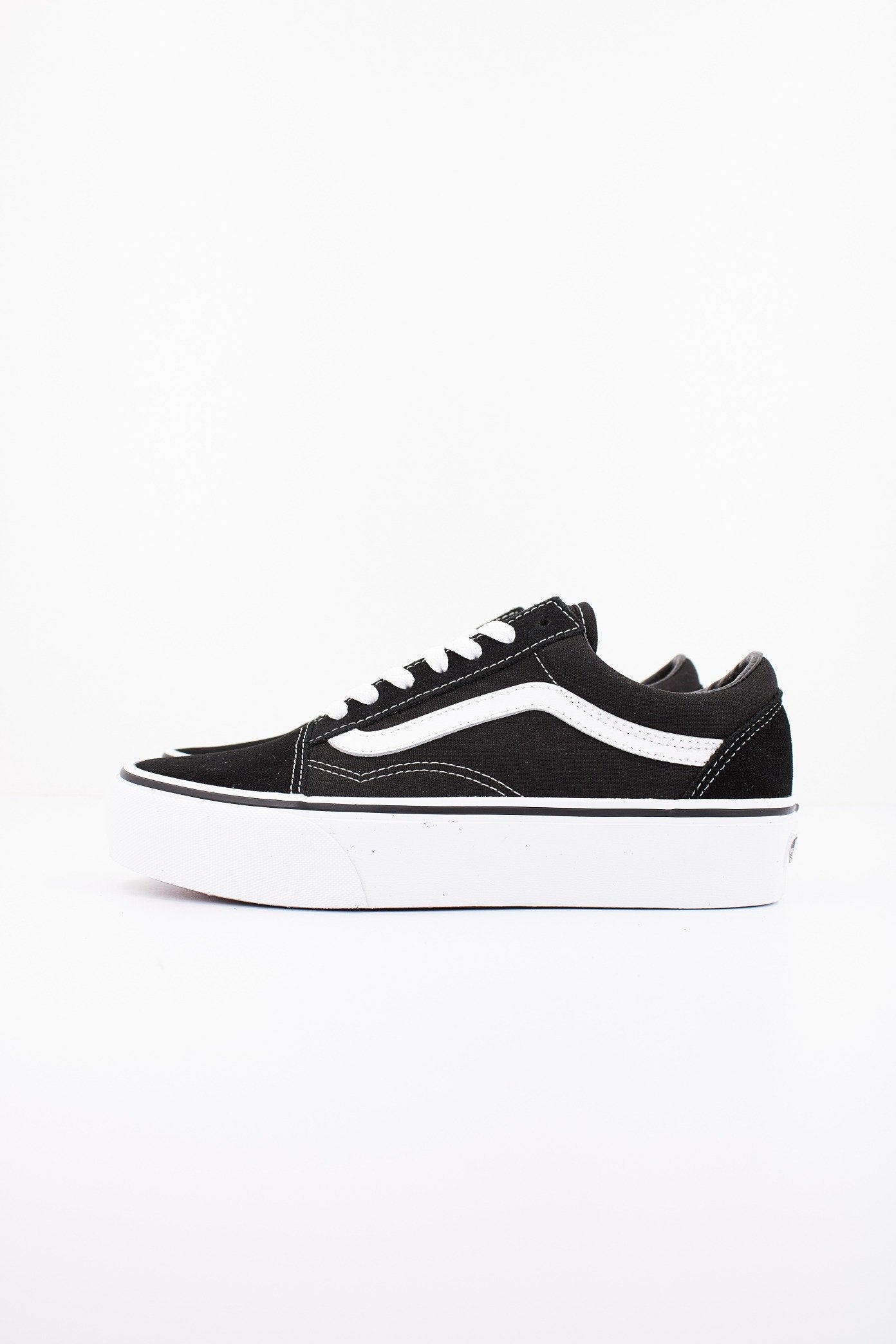 VANS OLD SKOOL PLATFORM en color NEGRO  (1)