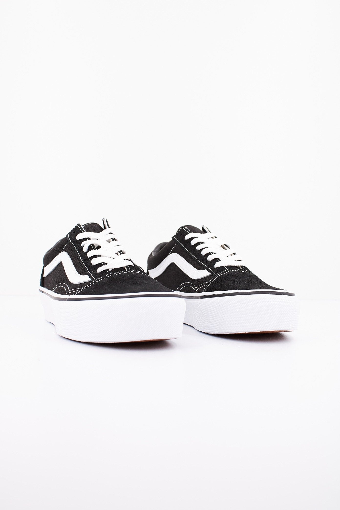 VANS OLD SKOOL PLATFORM en color NEGRO  (2)