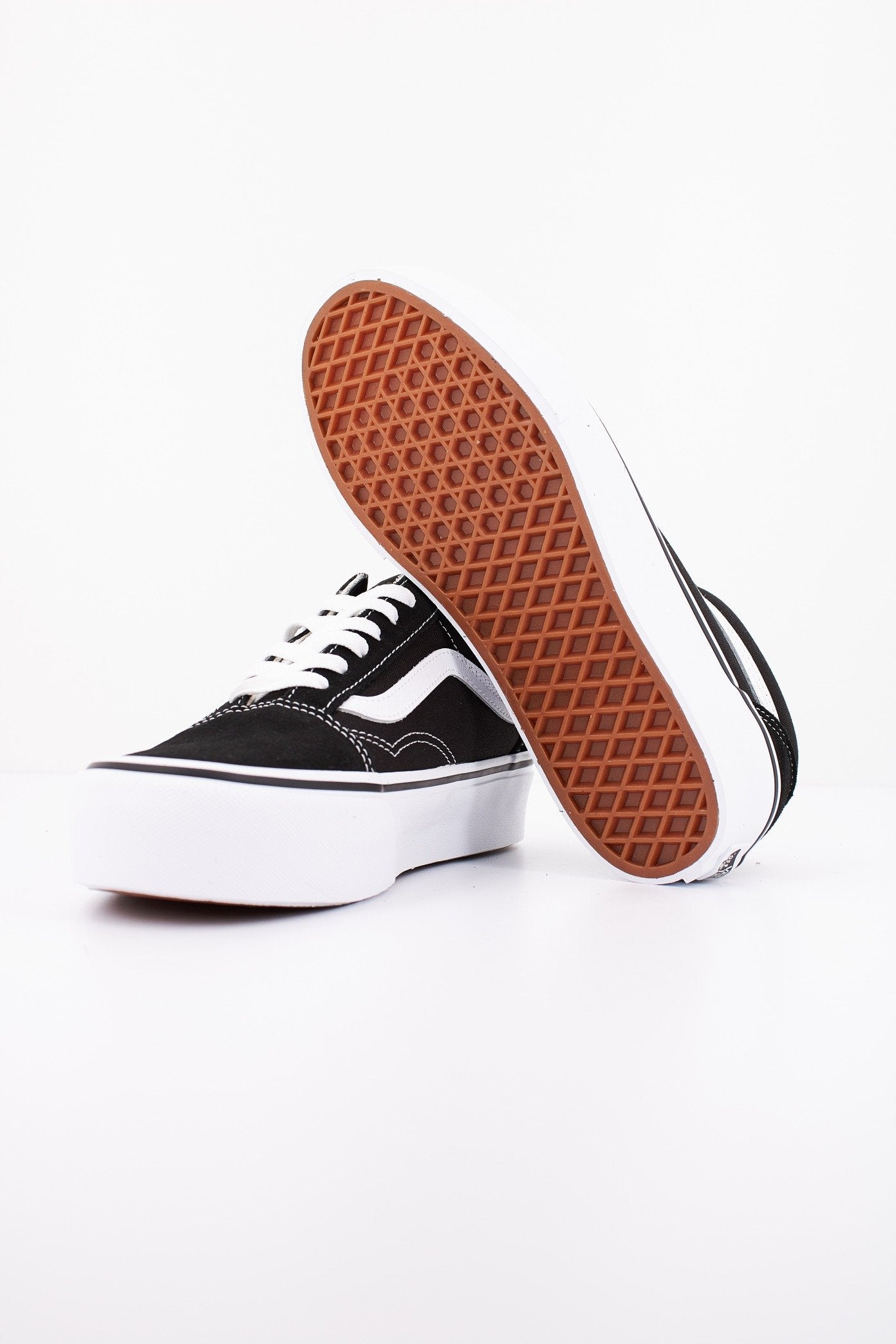 VANS OLD SKOOL PLATFORM en color NEGRO  (4)