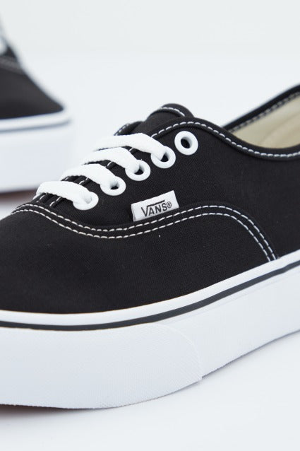 VANS  UA AUTHENTIC PLATFOR BLAC en color NEGRO  (2)