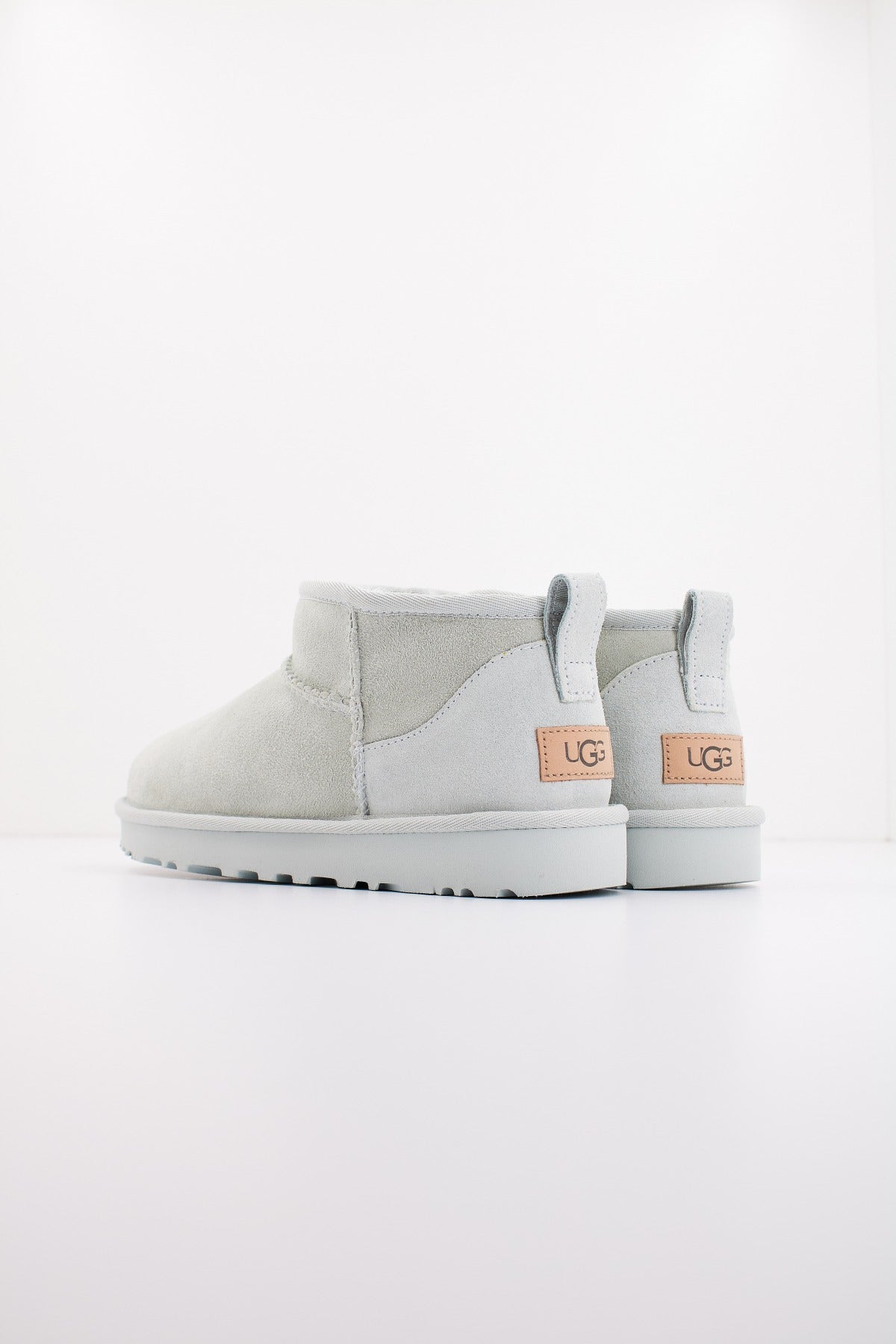 UGG W CLASSIC ULTRA MINI en color GRIS  (3)