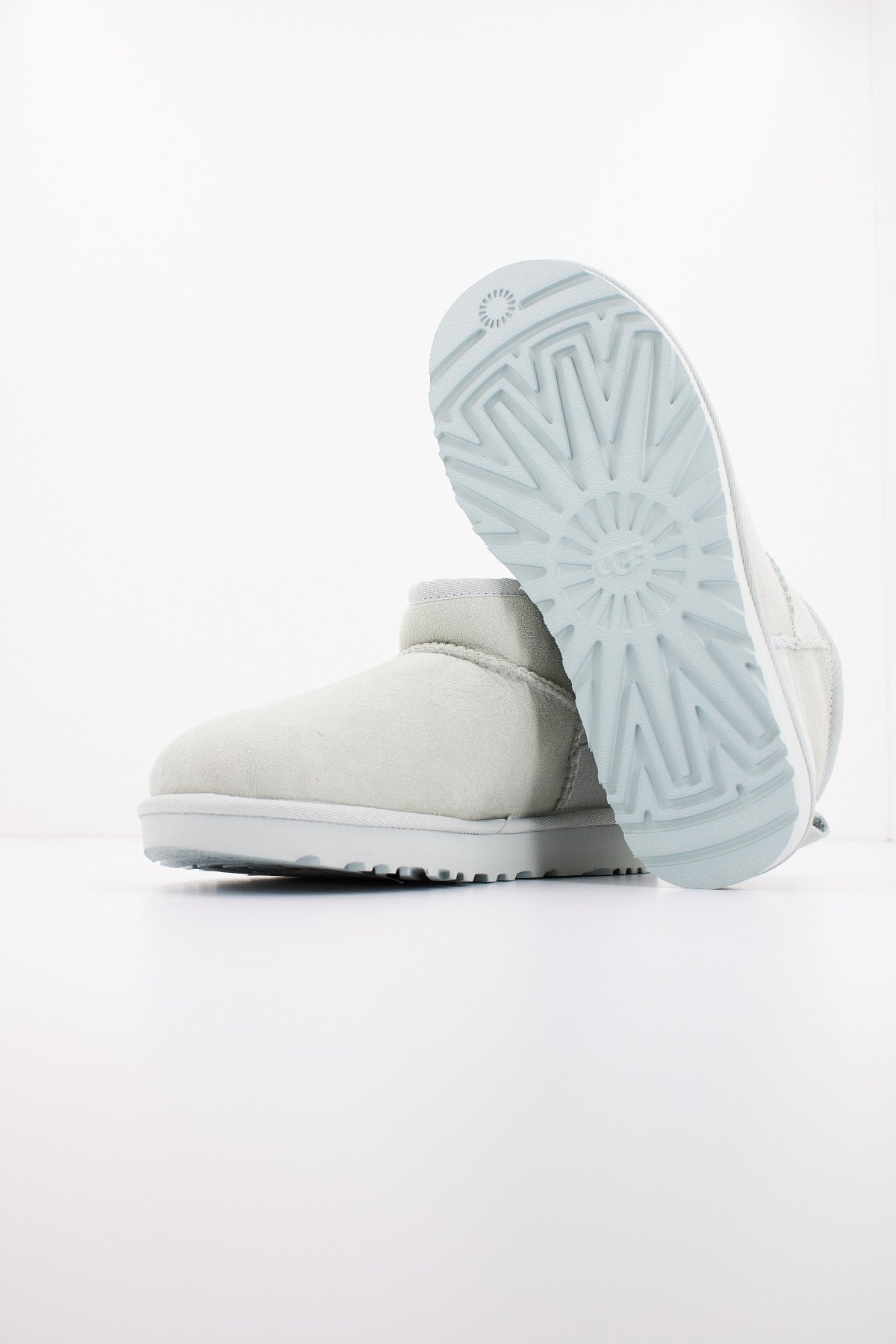 UGG W CLASSIC ULTRA MINI en color GRIS  (4)