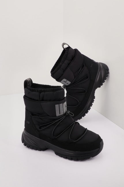 UGG W YOSE PUFFER MID en color NEGRO  (1)