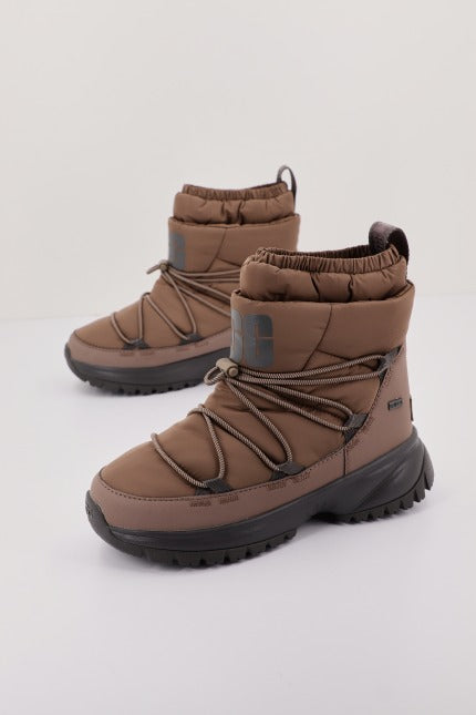 UGG W YOSE PUFFER MID en color MARRON  (2)