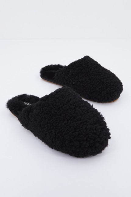 UGG W MAXI CURLY SLIDE en color NEGRO  (1)