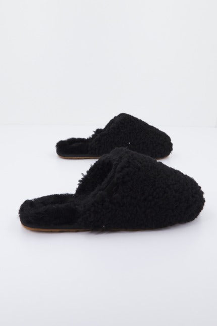 UGG W MAXI CURLY SLIDE en color NEGRO  (2)