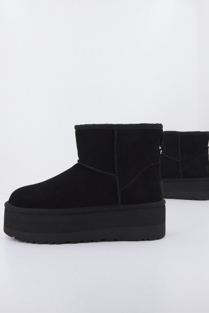 UGG W CLASSIC MINI PLATFORM en color NEGRO  (2)