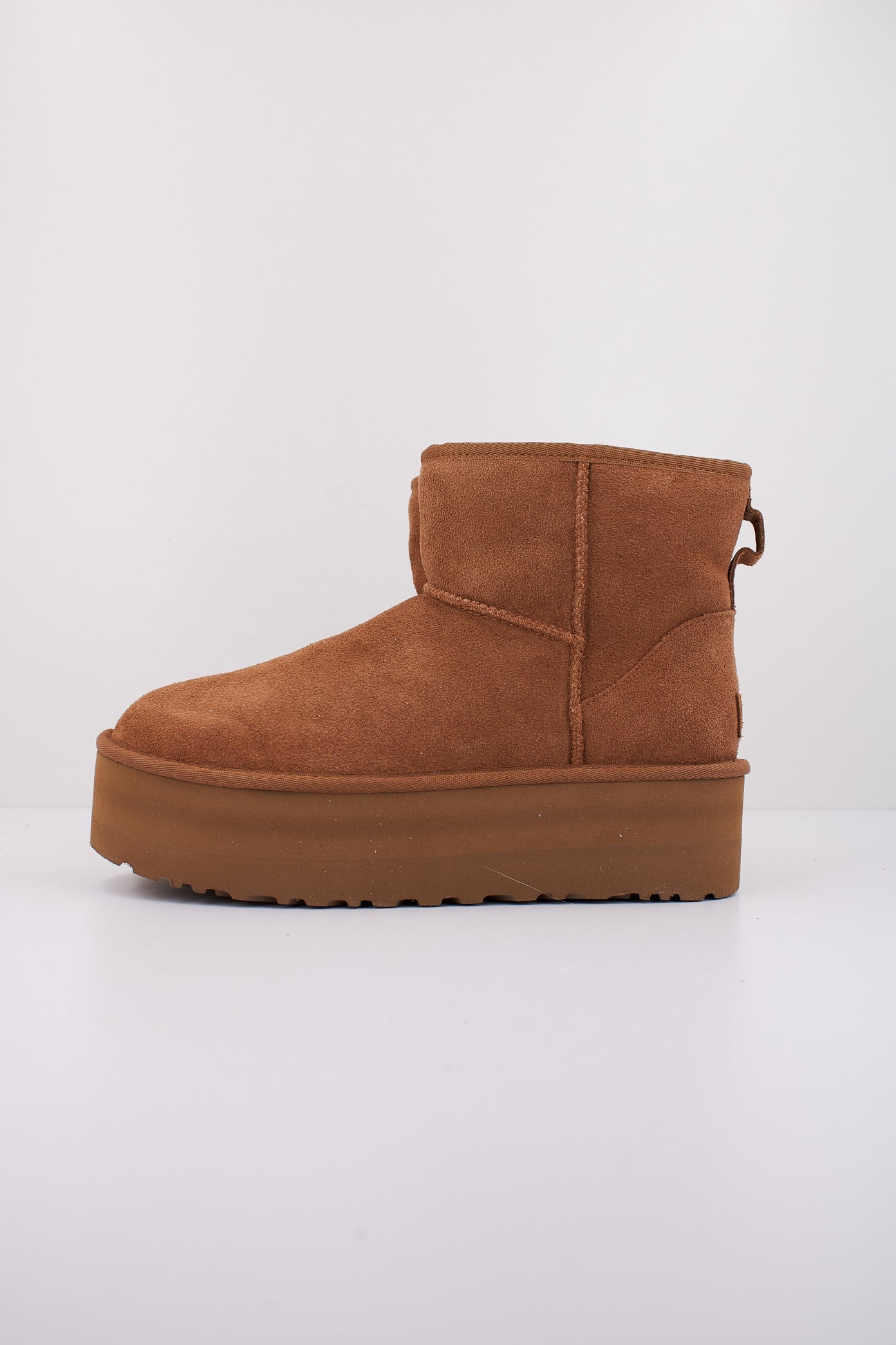 UGG  CLASSIC MINI PLATFORM en color MARRON CLARO  (1)